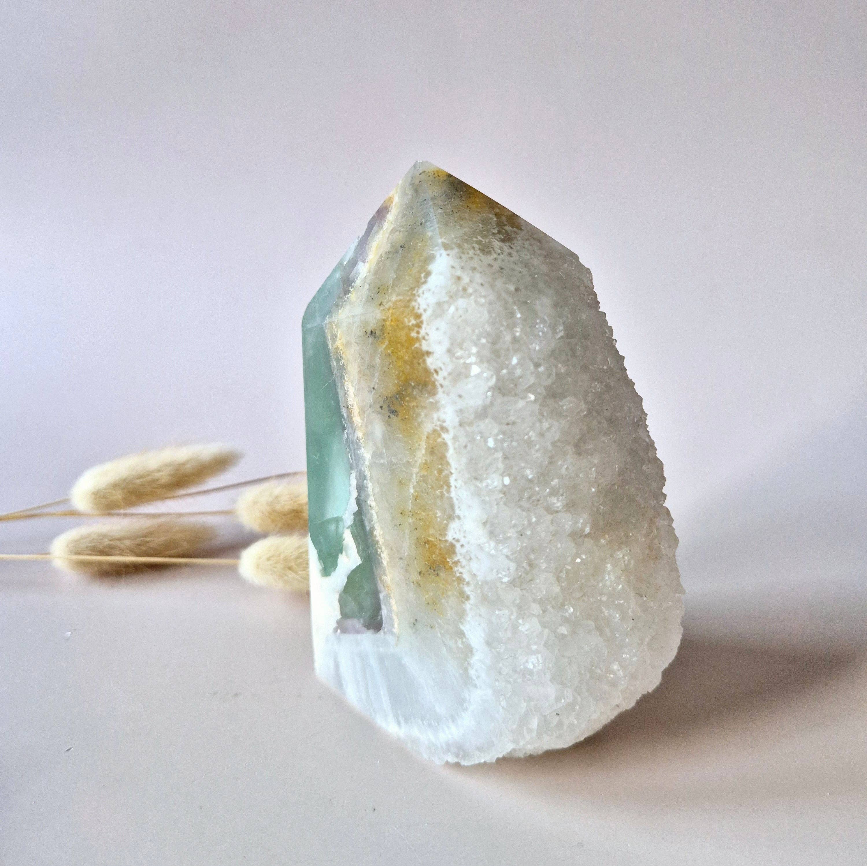 Grøn Fluorit Spids – Rå & Poleret | Unikt Druzy-stykke (512 g / 11 cm højt)