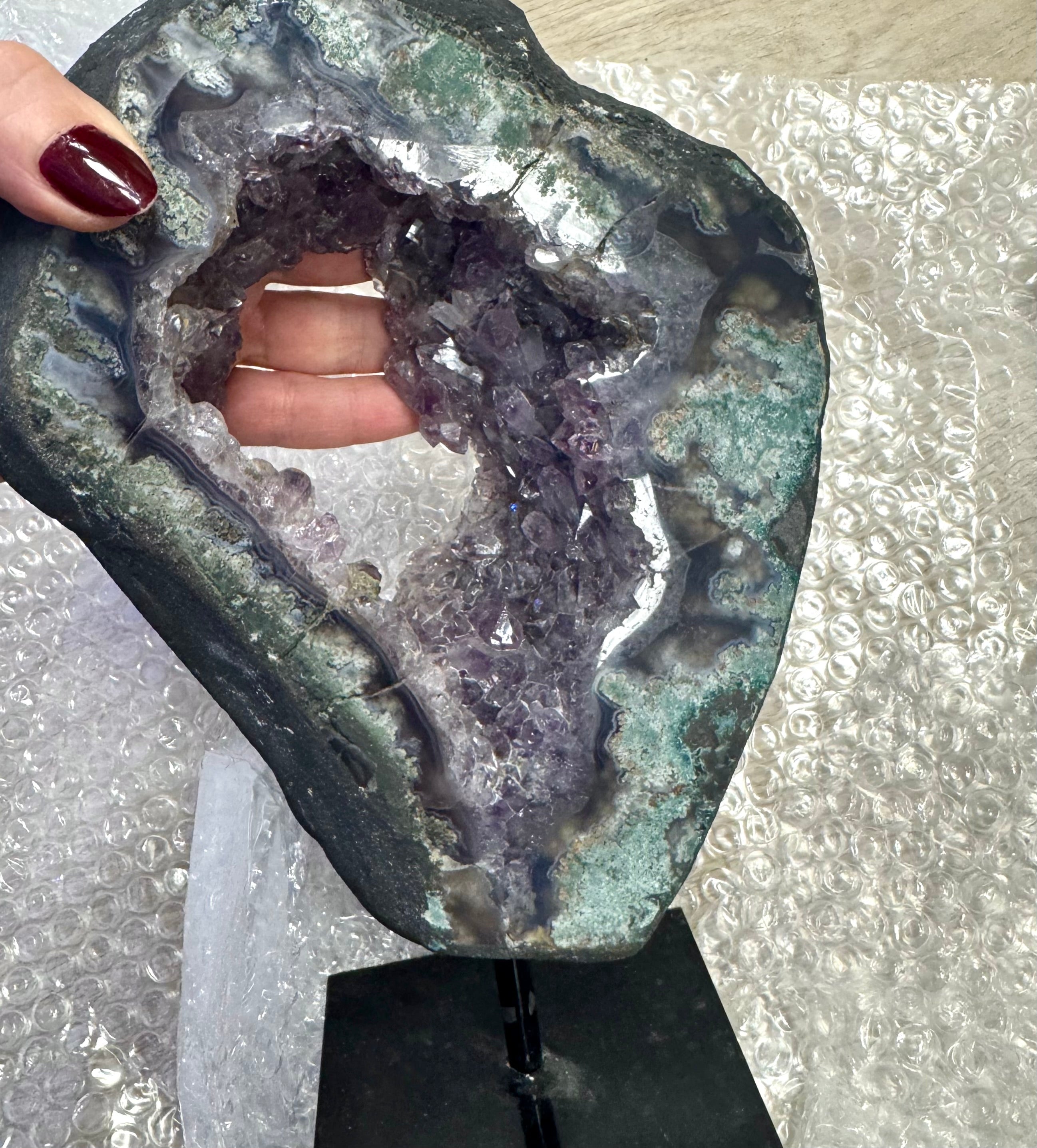 XXL Ametyst Geode monteret på en Stand – 2,35 kg. - 25 cm. høj