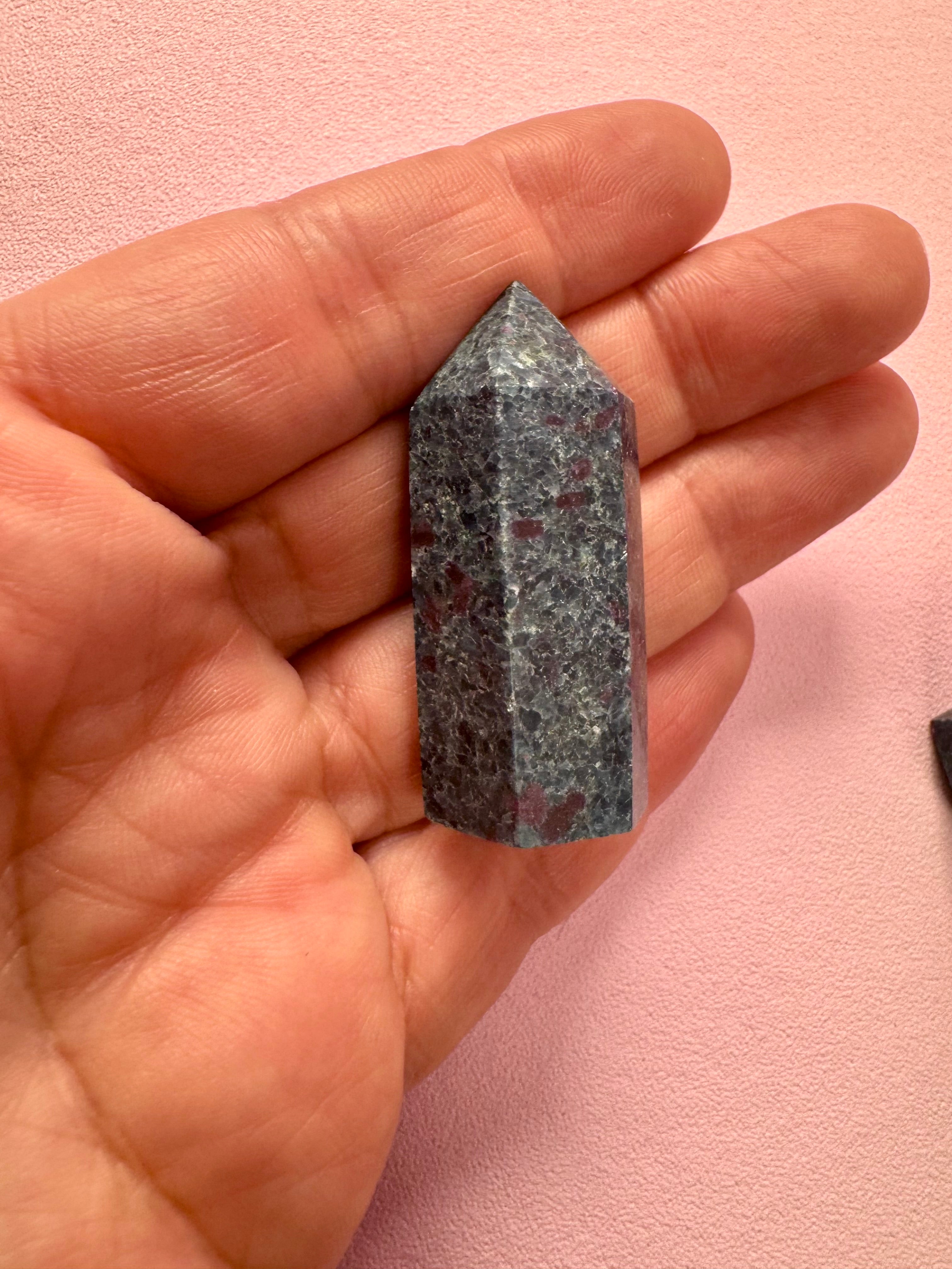 Rå Rubin i Kyanit - ca 30 gram & 4,3 cm højt