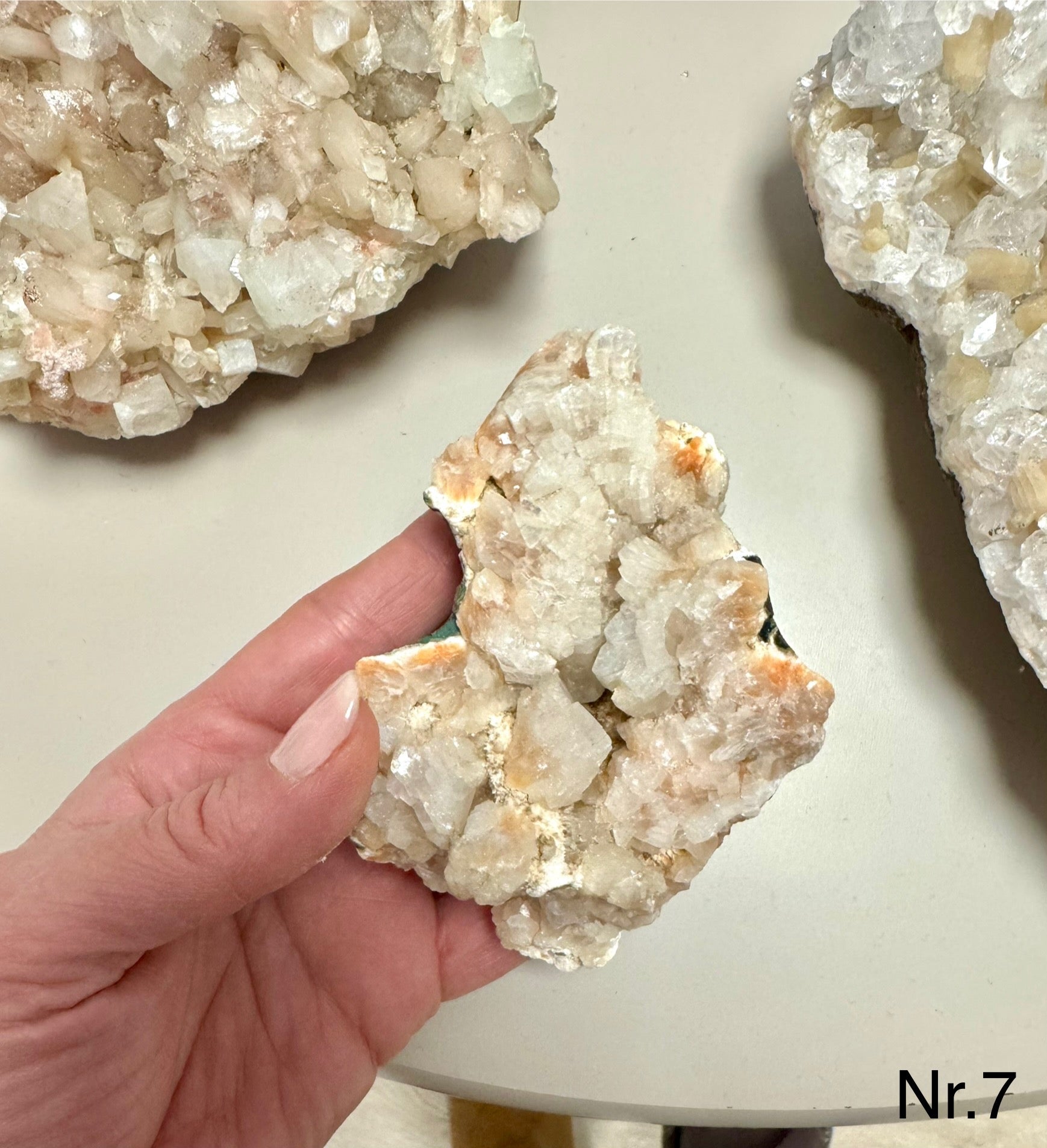 Zeolit apophyllit med stilbit Klynge 𓂀 Hvis du arbejder med Healing, er denne sten et fantastisk redskab. beskytter mod energidrænene påvirkning, udvikler dine intuitive evner og hjælper dig til at træde ud af dit ego og lade energi flyde let