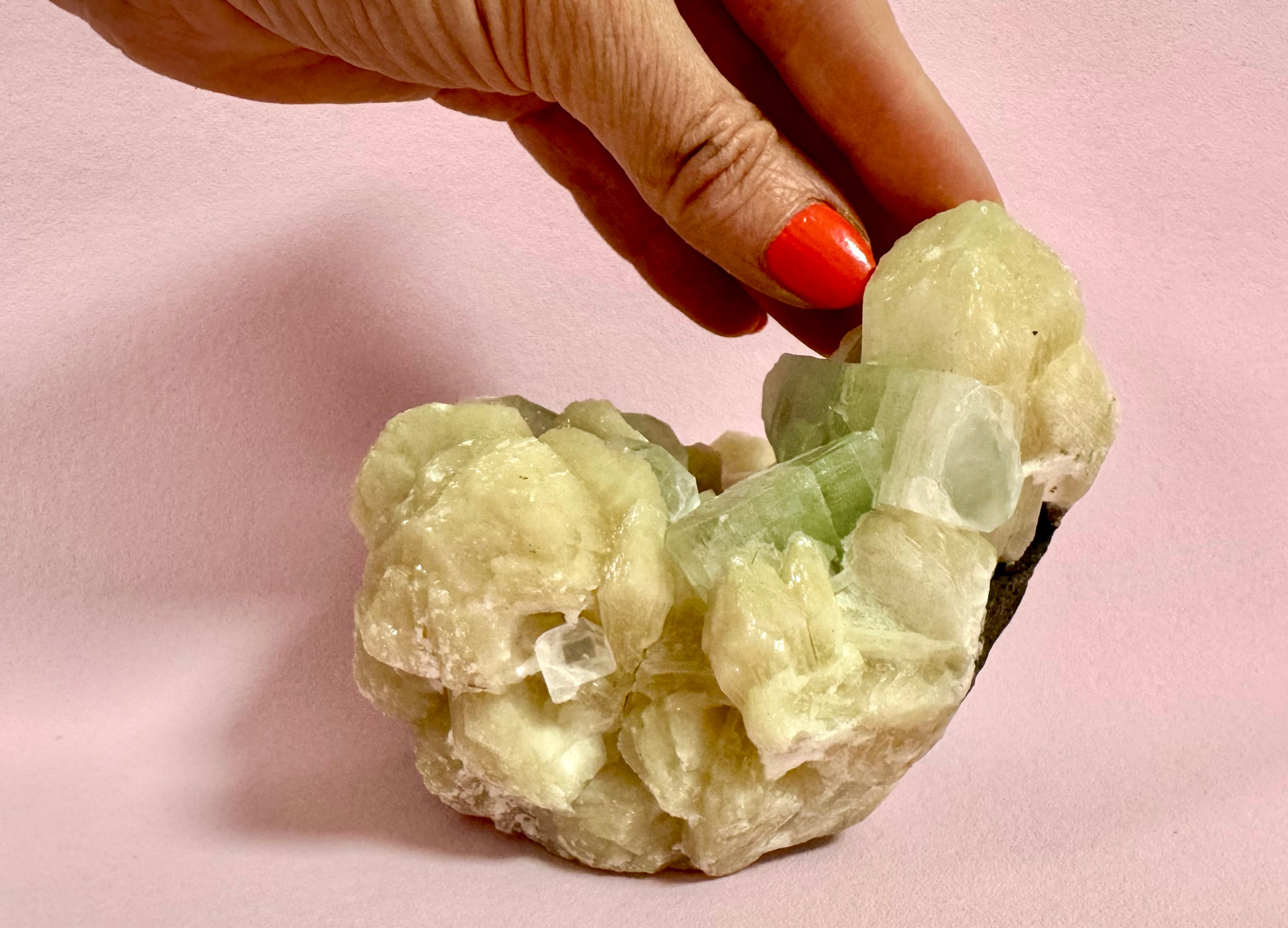 Apophyllit klynge – Zeolit med stilbit nr. 444 - beskytter mod energidrænene påvirkning, udvikler dine intuitive evner og hjælper dig til at træde ud af dit ego og lade energi flyde let𓂀