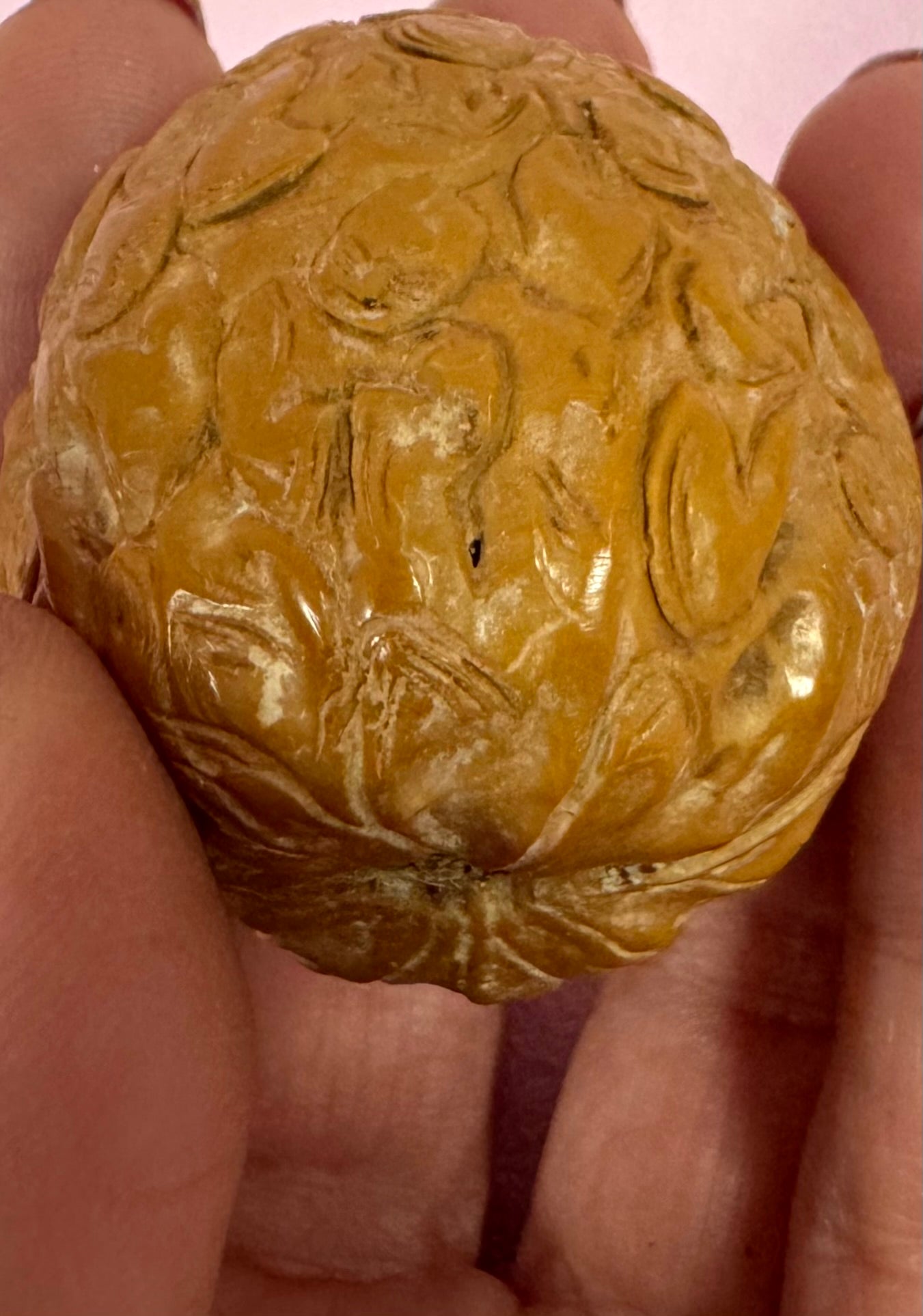 Kinesisk håndskåret valnød – figurrelief ( wenwan ) – ca. 4 cm
