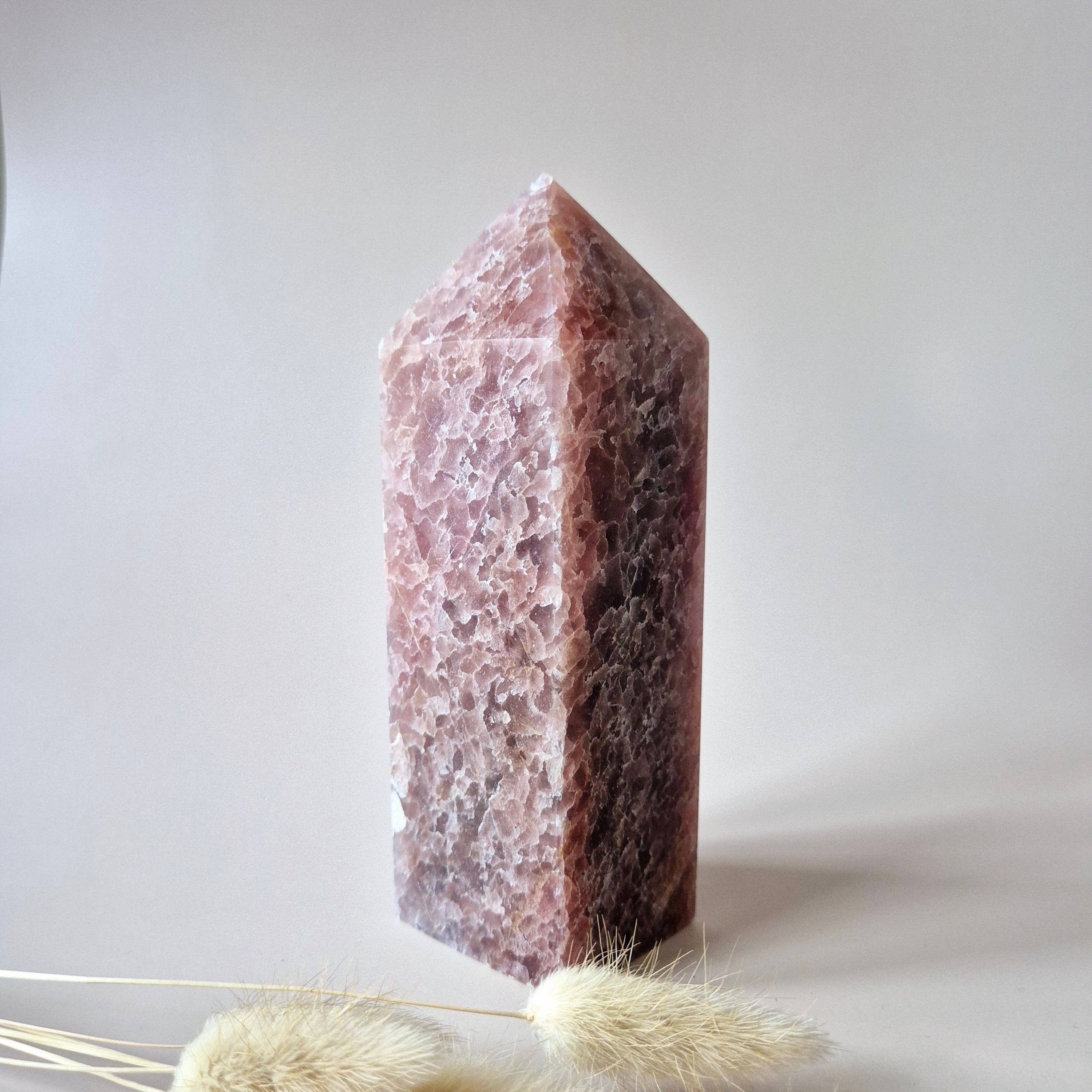 Krystal Obelisk – Jordbærkvarts XXL Tårn (1070 gram)