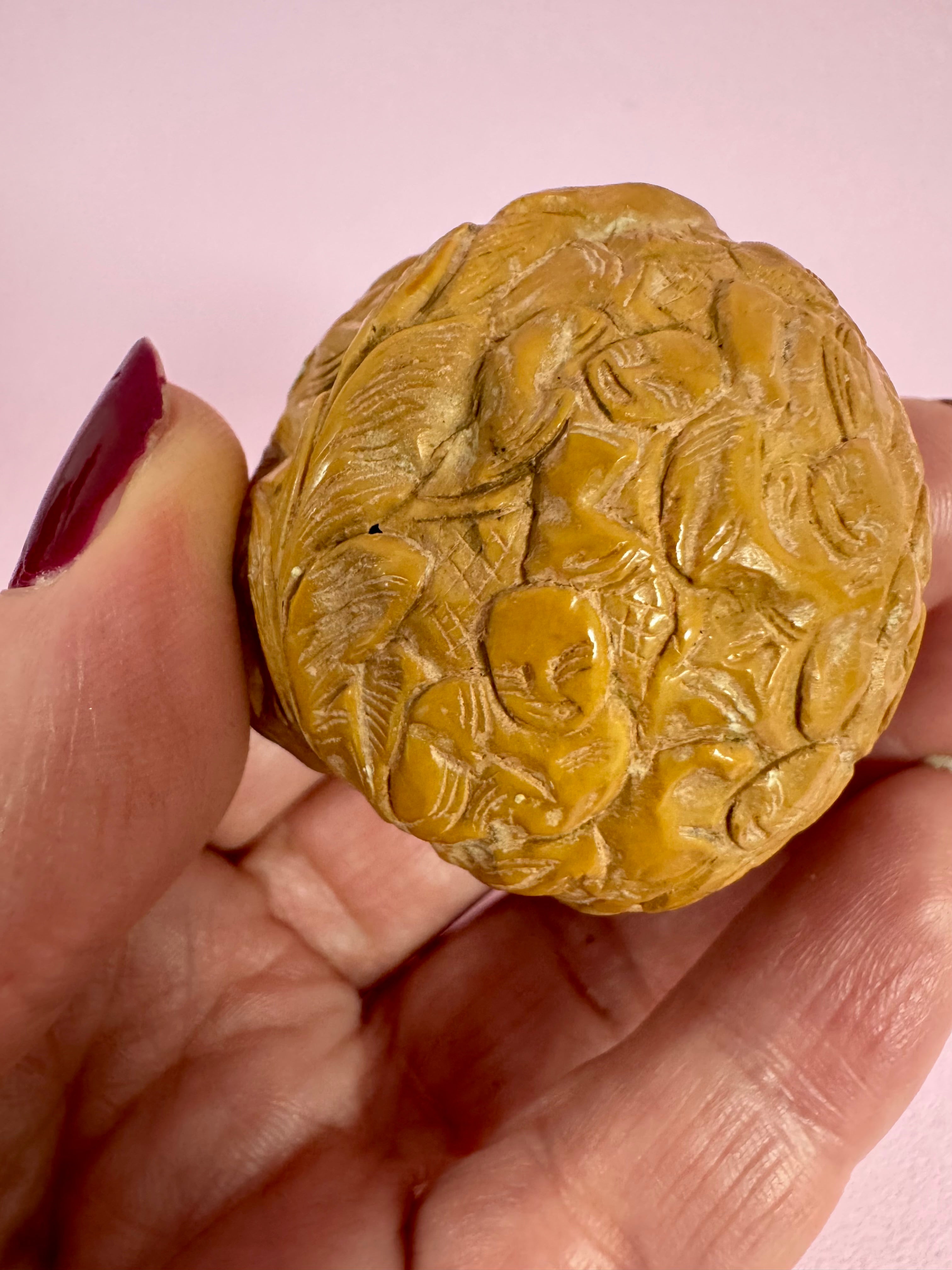 Kinesisk håndskåret valnød – figurrelief ( wenwan ) – ca. 4 cm