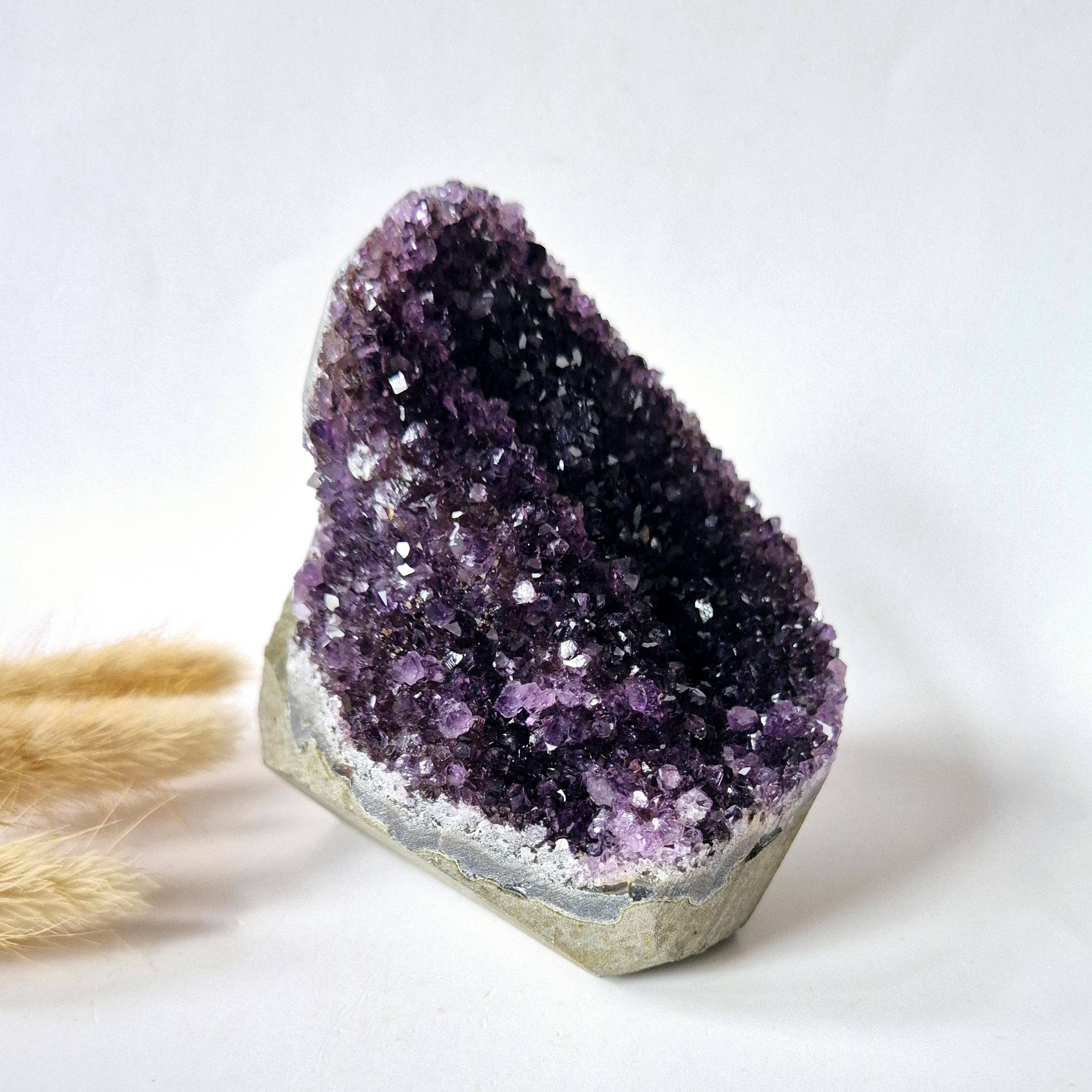 Poleret Ametyst Geode på 492 gram – Spirituelt blikfang med kraftfuld energi