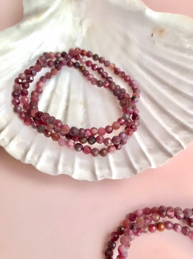 Facetteret Rubin Armbånd 𓆃 Ubetinget kærlighed, Kundalini, Grounding & Livs glæde 𓆃 (4mm)
