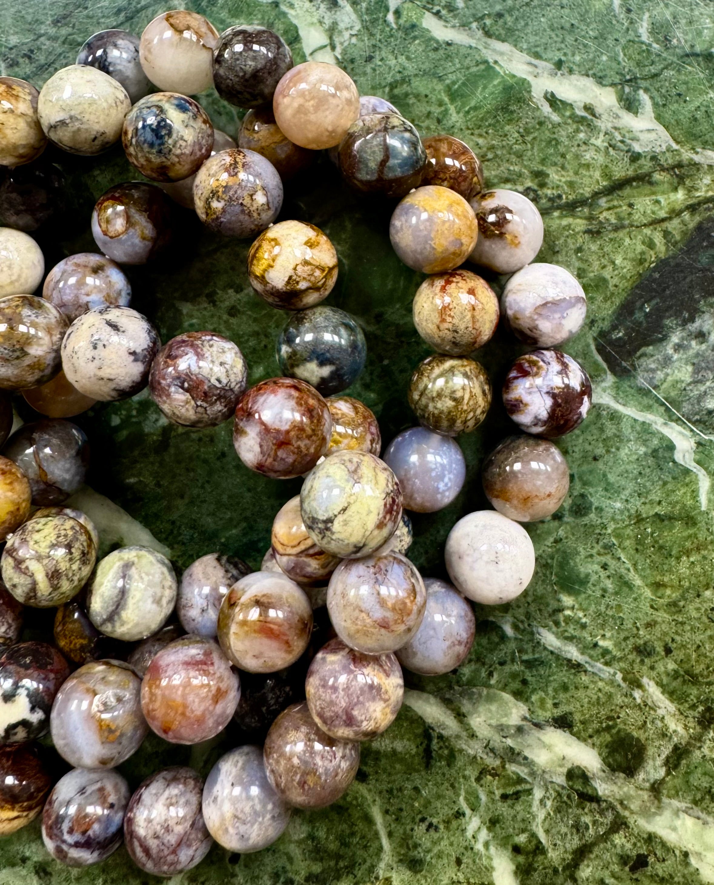 Pietersite Armbånd 𓂀 bringer indestængte, undertrykte følelser og spændinger op til overfladen, lader det usagte & uudforskede bryde ud i en følelsesmæssig udstrømning, der renser luften & starter helingsprocessen (ca. 20 cm. & 11,5 mm.)