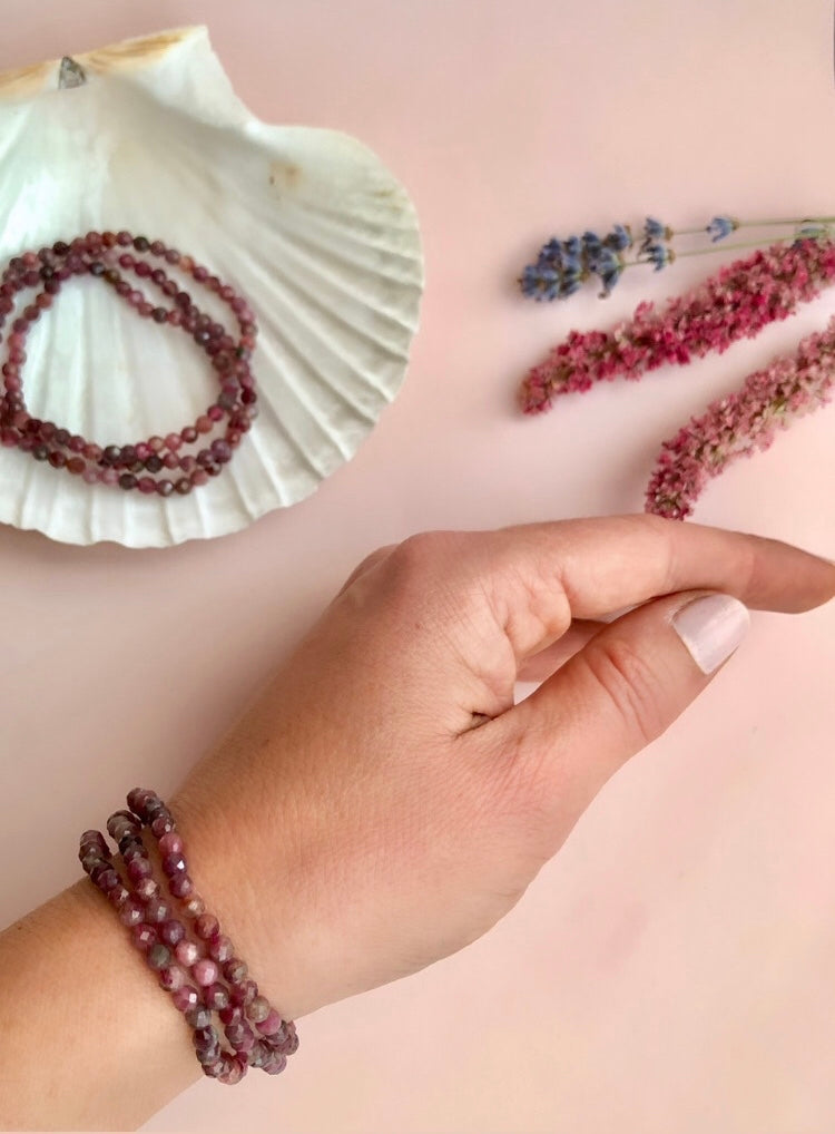 Facetteret Rubin Armbånd 𓆃 Ubetinget kærlighed, Kundalini, Grounding & Livs glæde 𓆃 (4mm)