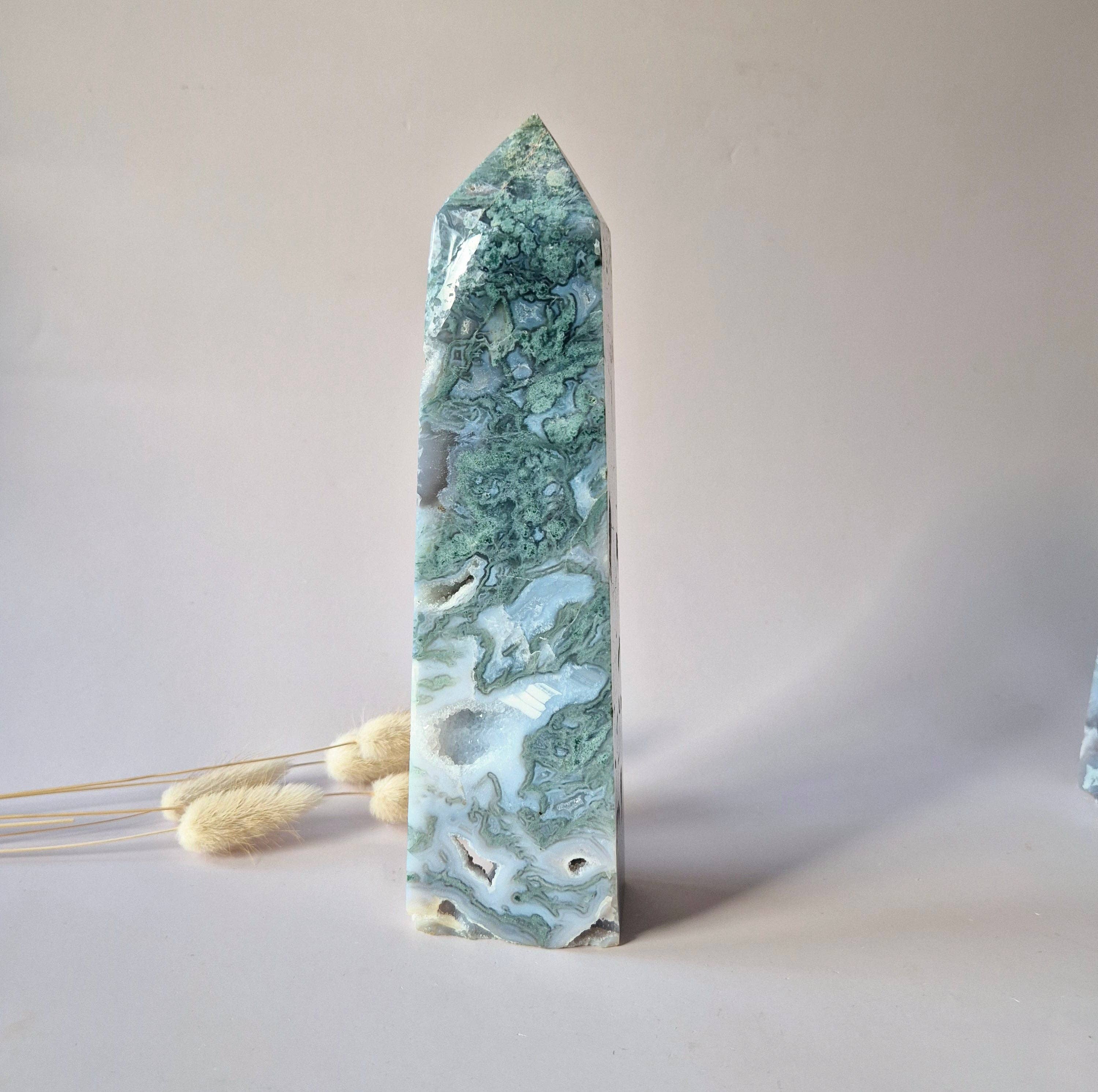 Moss Agat Krystal XXL Tårn (1067 g) – Obelisk / Tårn / Punkt