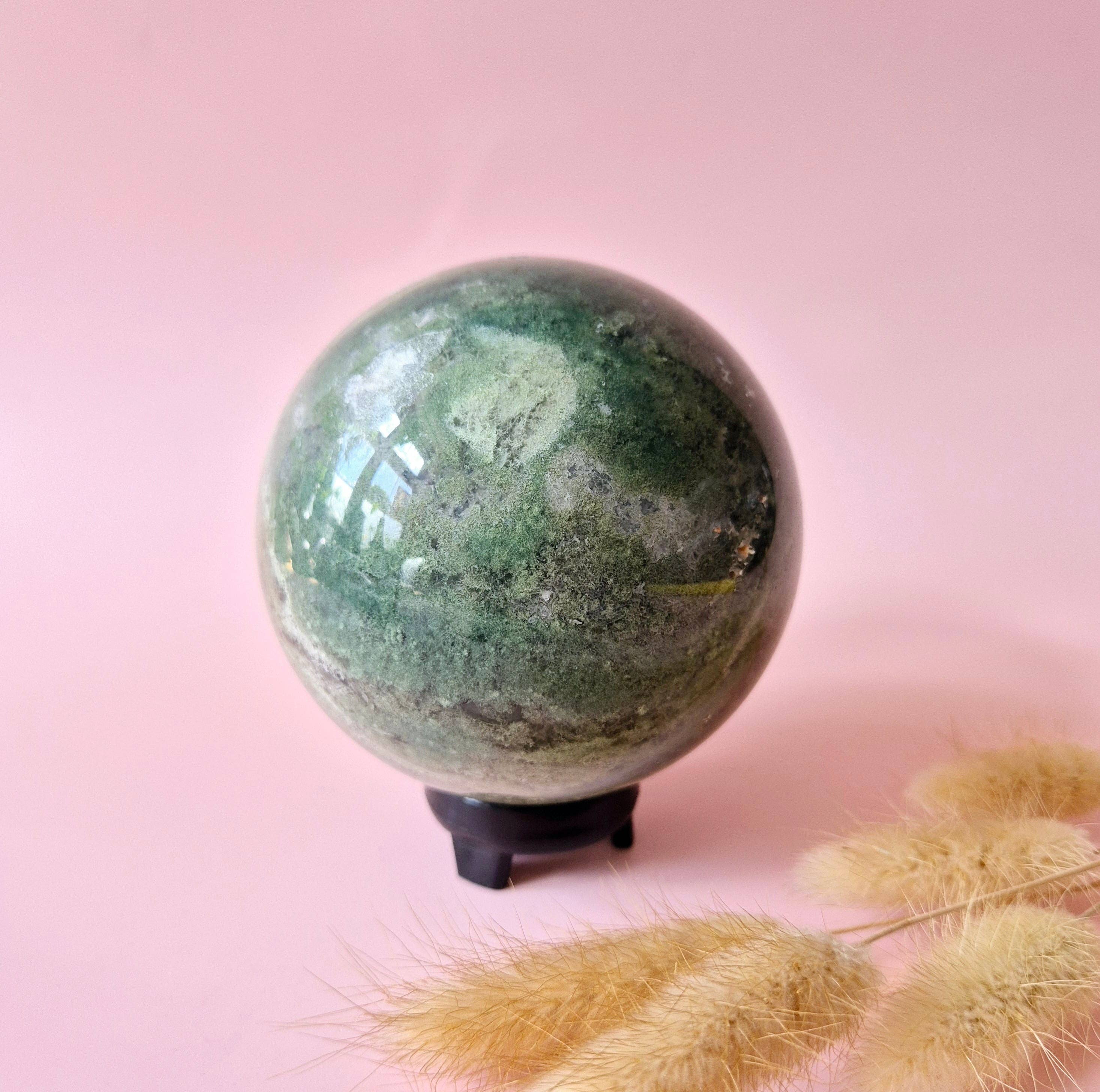 Krystal Kugle – Mosagat Druzy (90 mm, 971 g)
Mosagat druzy krystalkugle med en diameter på 9,5 cm og en vægt på 971 gram.