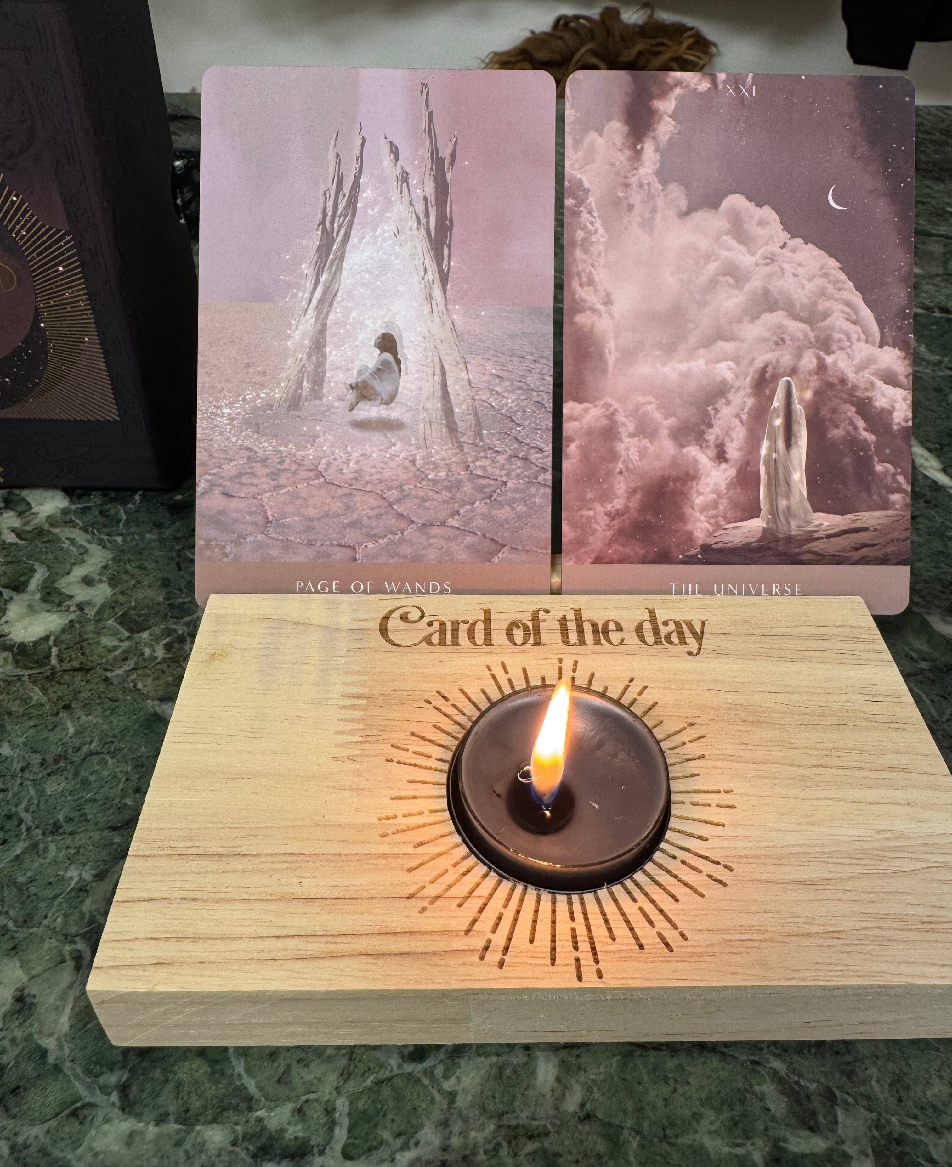 Card of the day - kortholder i træ, med plads til et fyrfadslys