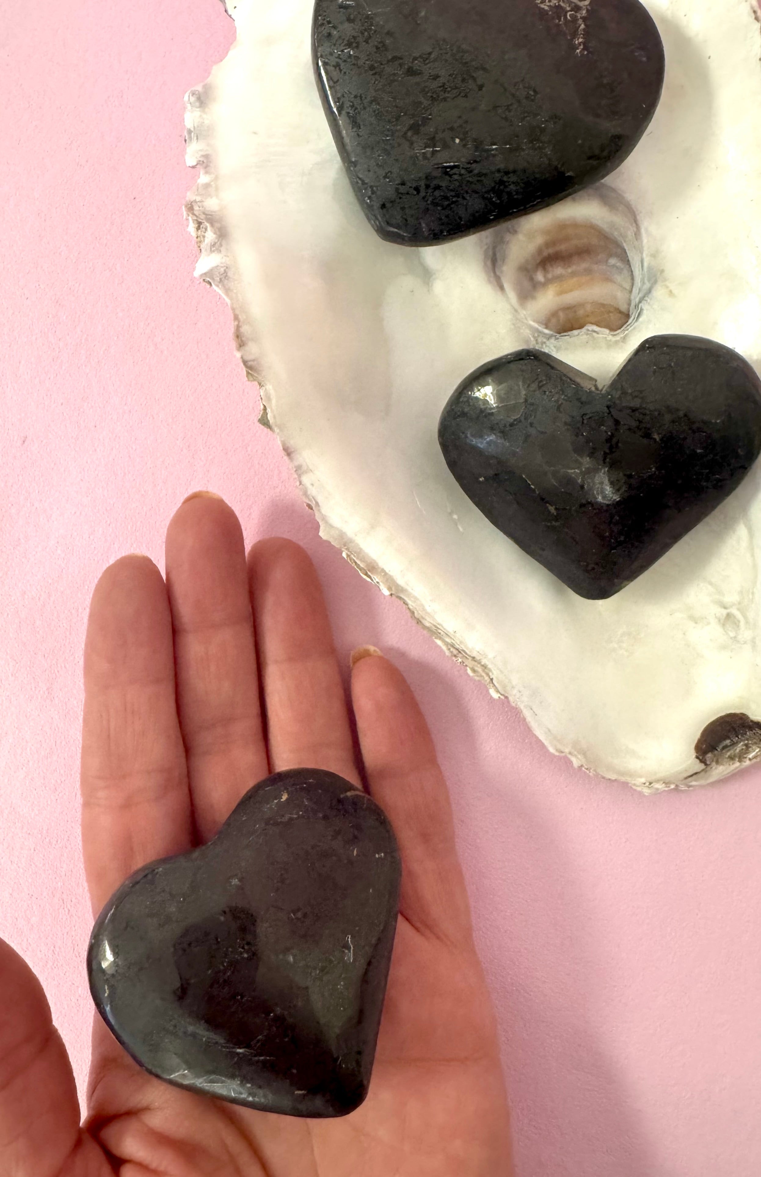 Shungit hjerte  ☽ EN MAGISK, HEALENDE VIDUNDERSTEN - ca 5,7 - 6 cm