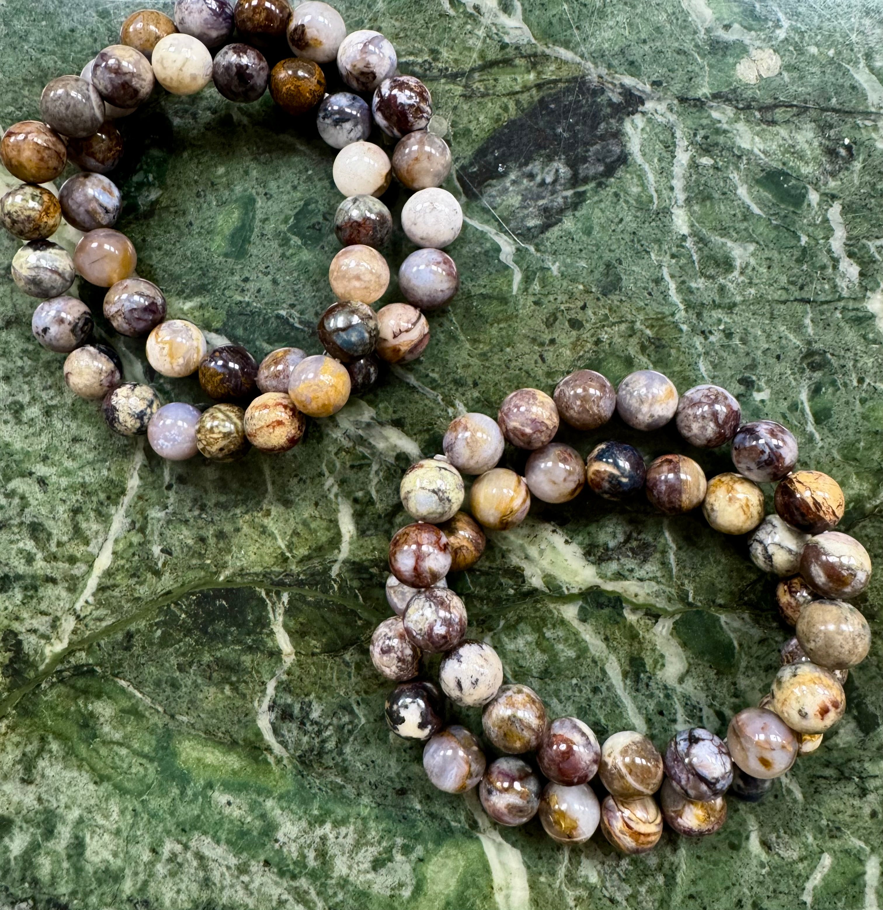 Pietersite Armbånd 𓂀 bringer indestængte, undertrykte følelser og spændinger op til overfladen, lader det usagte & uudforskede bryde ud i en følelsesmæssig udstrømning, der renser luften & starter helingsprocessen (ca. 20 cm. & 11,5 mm.)