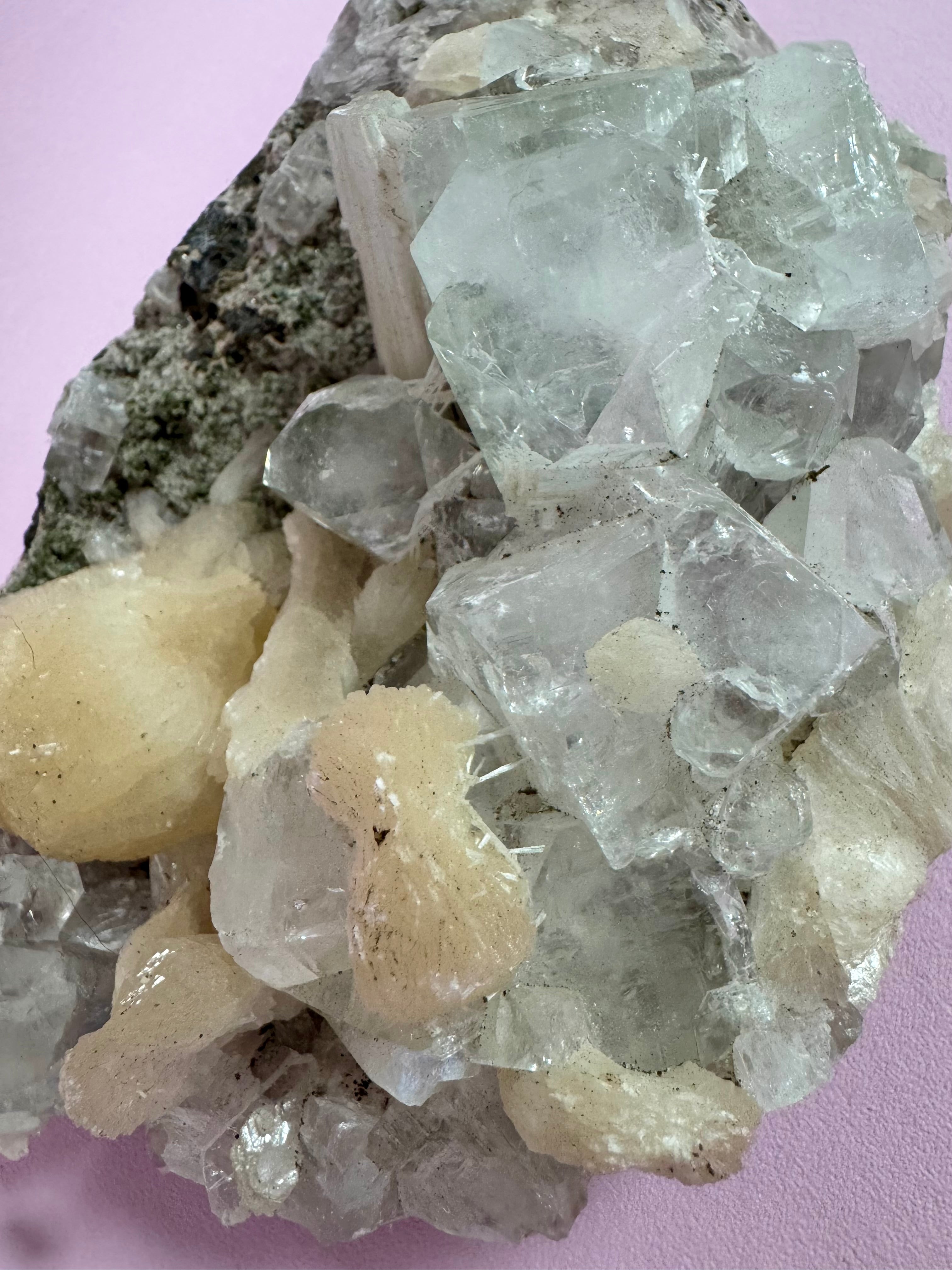 Stor Apophyllit klynge – Zeolit med stilbit nr. 111 - beskytter mod energidrænene påvirkning, udvikler dine intuitive evner og hjælper dig til at træde ud af dit ego og lade energi flyde let𓂀