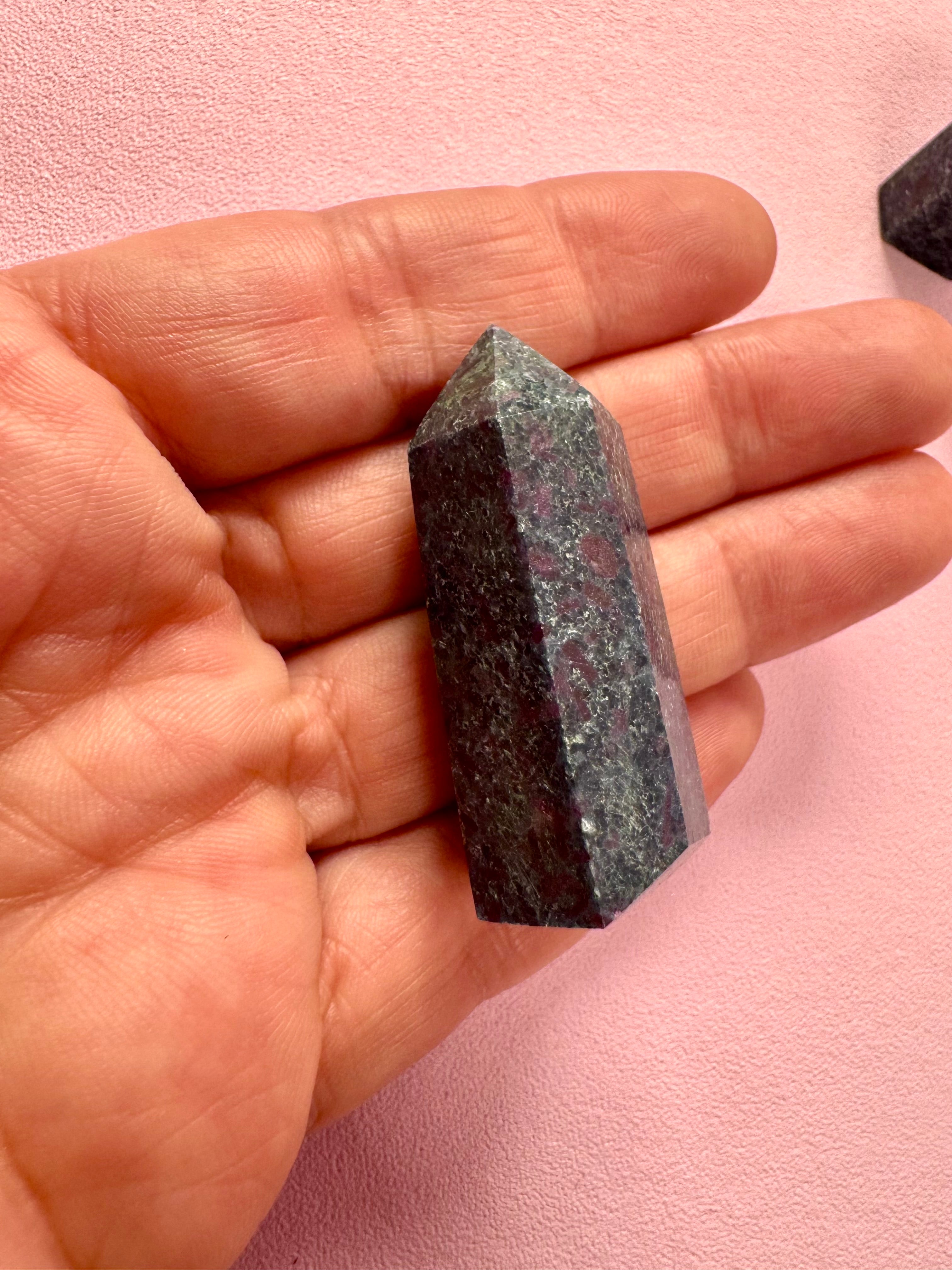 Rå Rubin i Kyanit - ca. 30 gram & 4,3 cm. højt