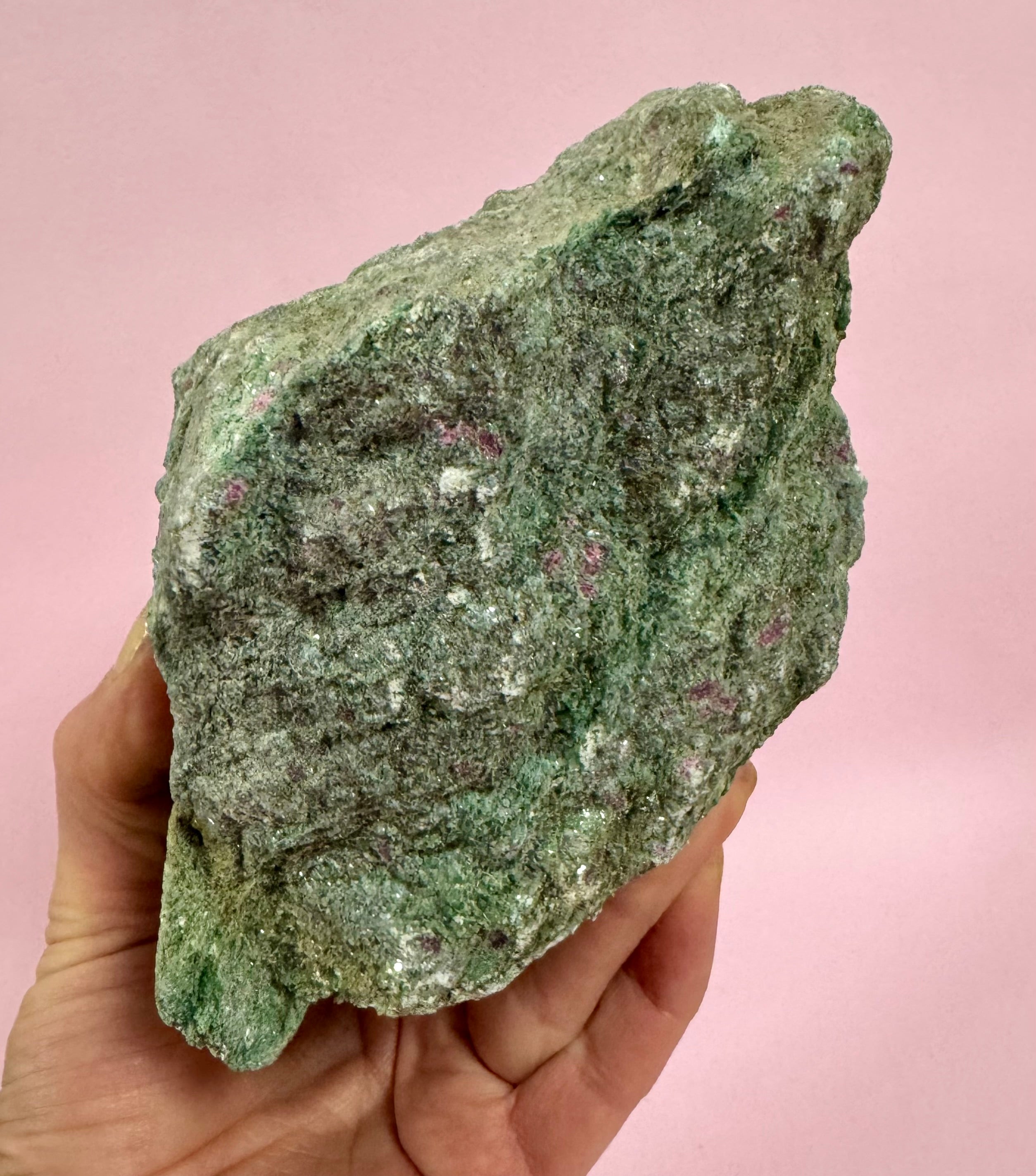 Rå Rubin i Fuchsit - Stor showpiece - blid, healende & hjertefokuseret - bruges til følelsesmæssig healing & selvkærlighed