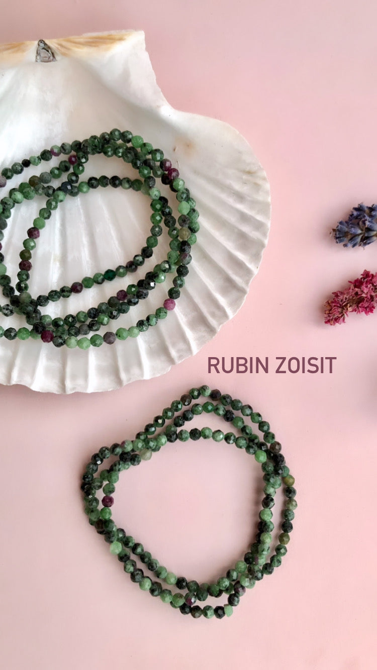 Facetteret Rubin i Kyanit /  Zoisit Med Rubin Armbånd 𓆃 Samhørighed, Transformation & Indre livsglæde 𓆃 (4mm)
