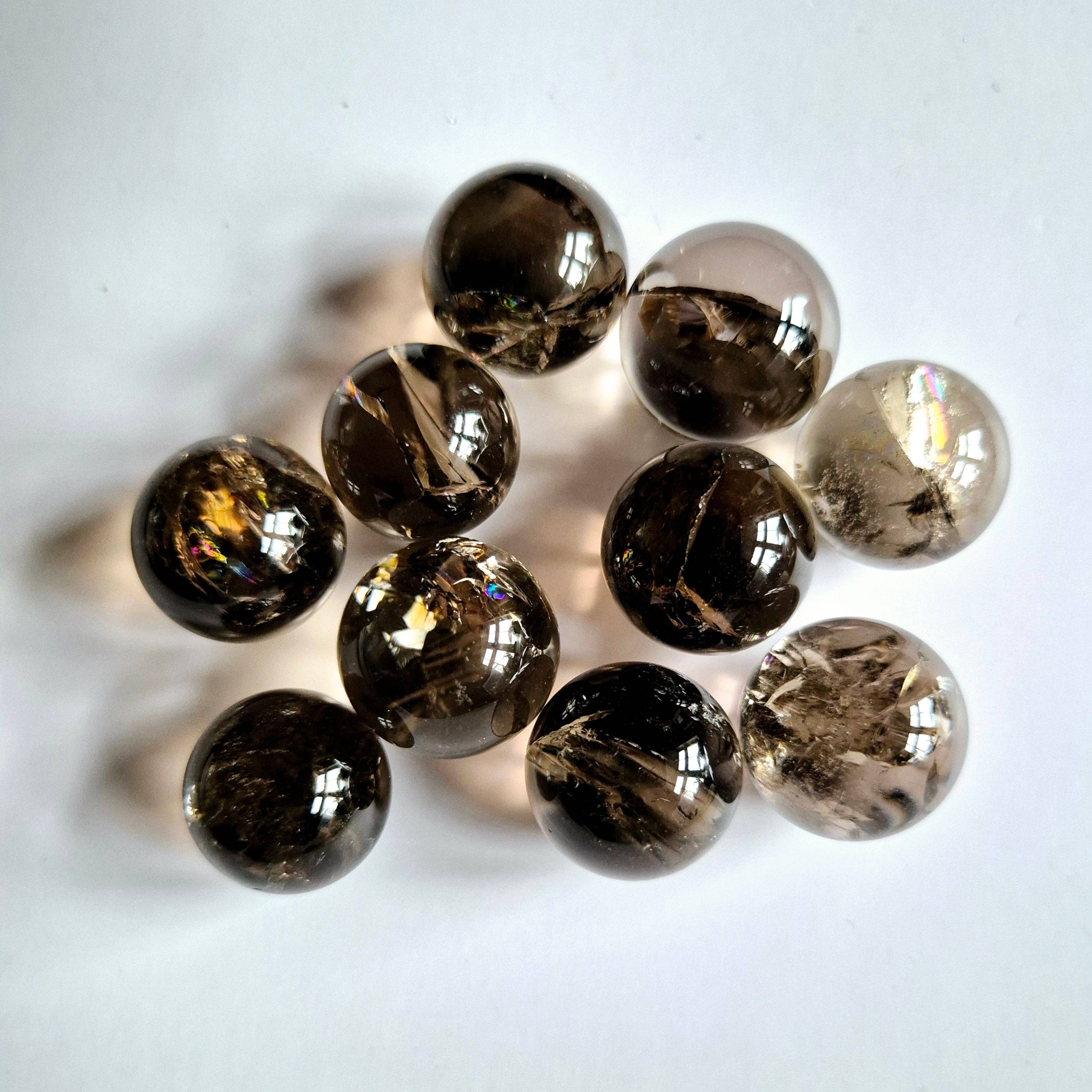 Regnbue Røgkvarts Krystalkugle – A+ Kvalitet (1,5–2 cm.)