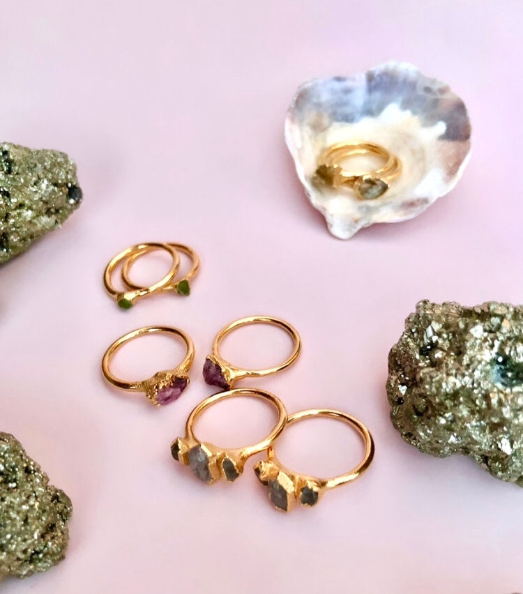 Rå Pink Turmalin ring ☾ UBETINGET KÆRLIGHED, RO & FEMININ ENERGI ☾ Belagt med 18 karat guld