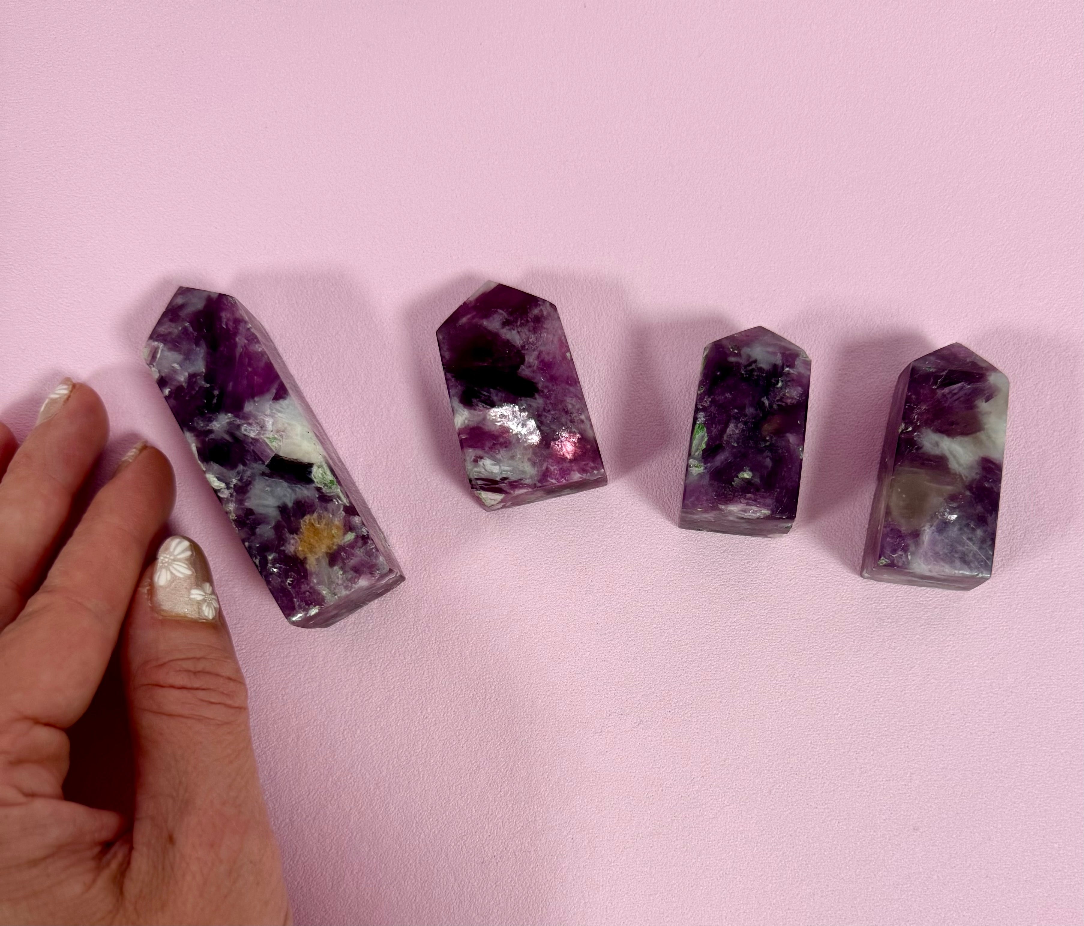 Mica Lepidolit Tårn ☾ Ro, Tryghed, Held, Glæde, Selvkærlighed, Selvaccept, Balance, Selvbevidsthed, Tålmodighed, Ærlighed ☾ Nr.6-9