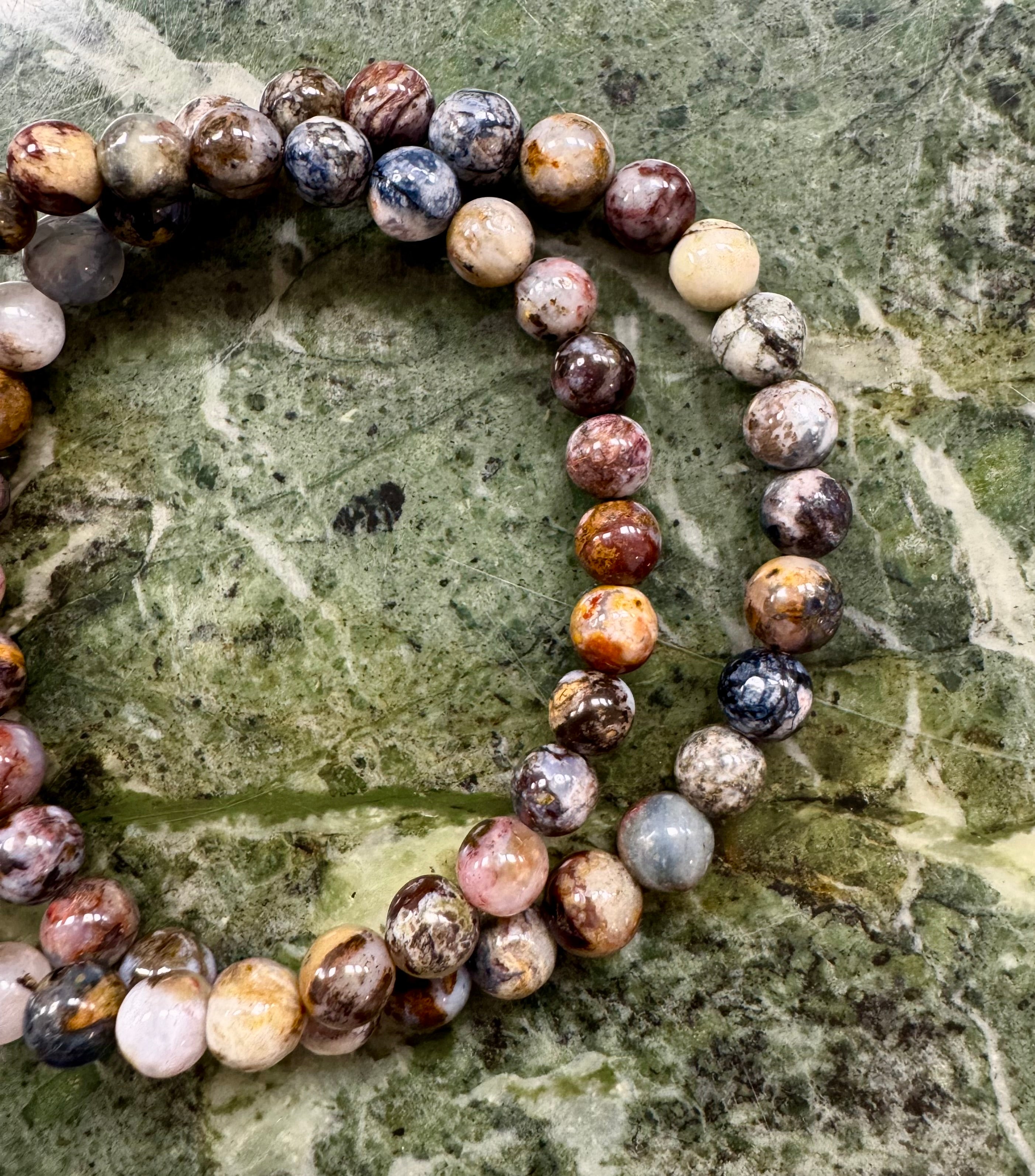 Pietersite armbånd 𓂀 bringer indestængte, undertrykte følelser og spændinger op til overfladen, lader det usagte & uudforskede bryde ud i en følelsesmæssig udstrømning, der renser luften & starter helingsprocessen - ca. 20 cm & 6mm