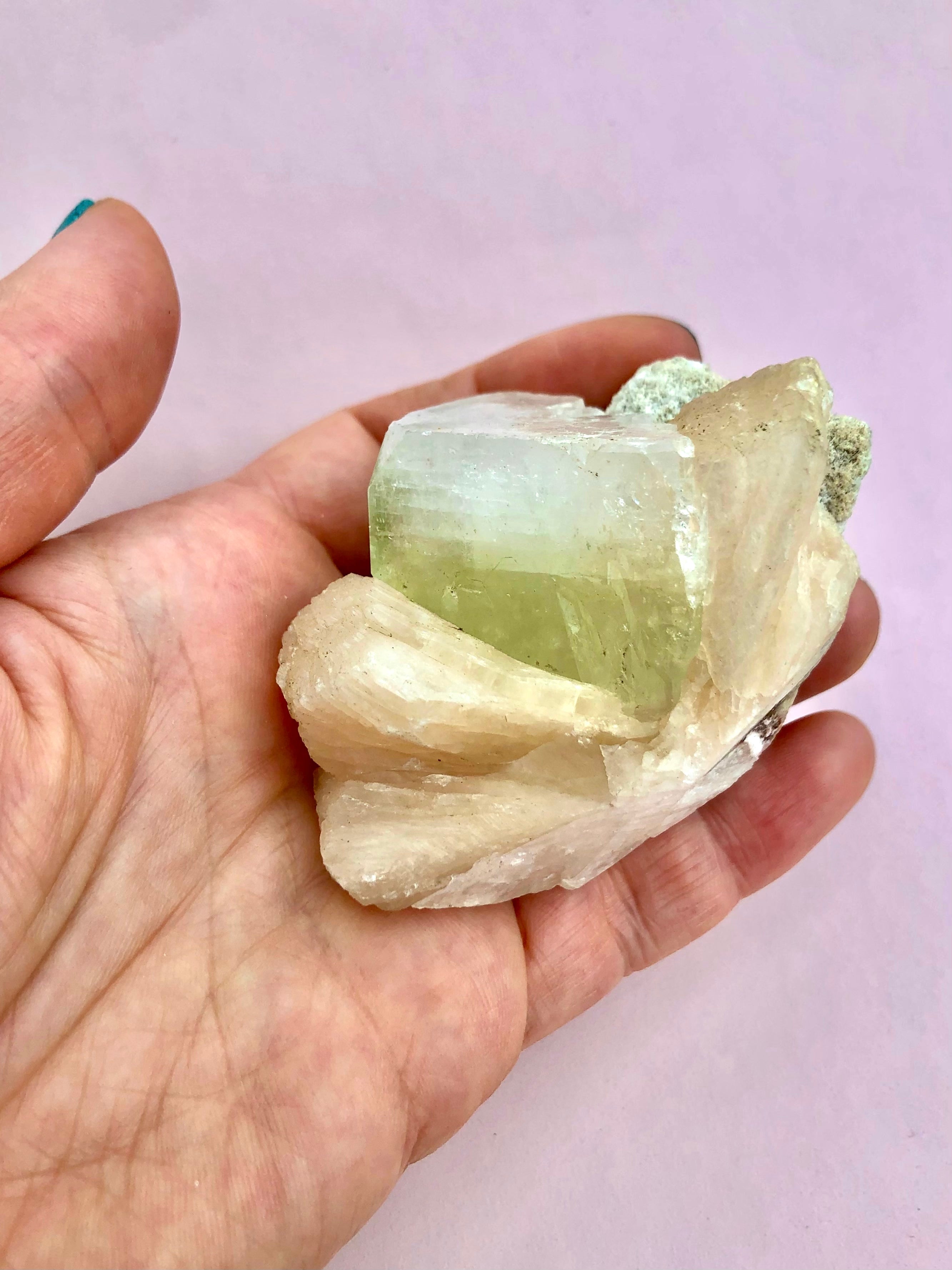 Zeolit med Heulandit / Grøn apophyllit med stilbit 𓂀 Hvis du arbejder med Healing, er denne sten et fantastisk redskab. beskytter mod energidrænene påvirkning, udvikler dine intuitive evner og hjælper dig til at træde ud af dit ego 𓂀 Nr.42-44