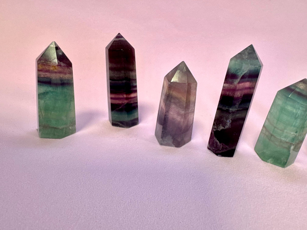 Regnbue Fluorit Tårn ☾ Koncentration, Grounding & Balance ☾ 4,5 - 5 cm