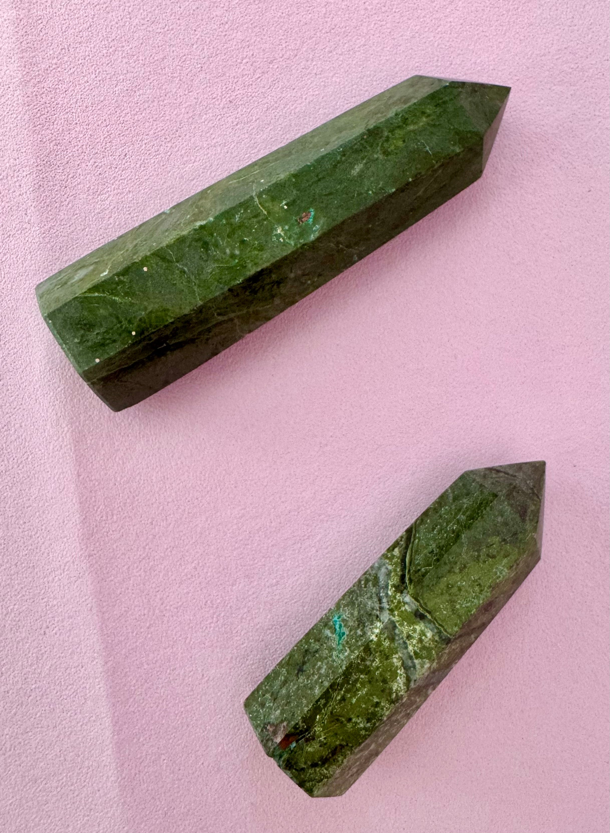 Chrysocolla Tårn 𓂀  Selvbevidsthed & indre balance 𓂀 Healer hjertesorg & øger evnen til at elske 𓂀 Nr.9-10