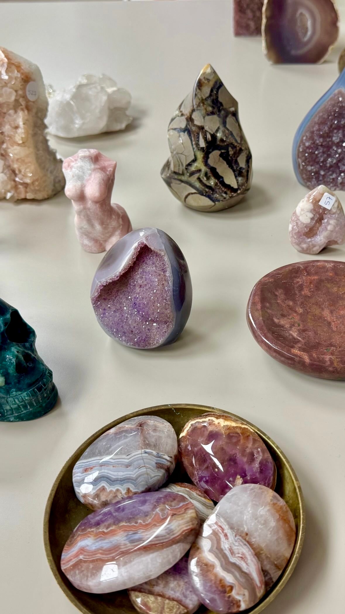 Druzy Grå Agat – Fri Form / Stående Krystal (#21, 319 g)