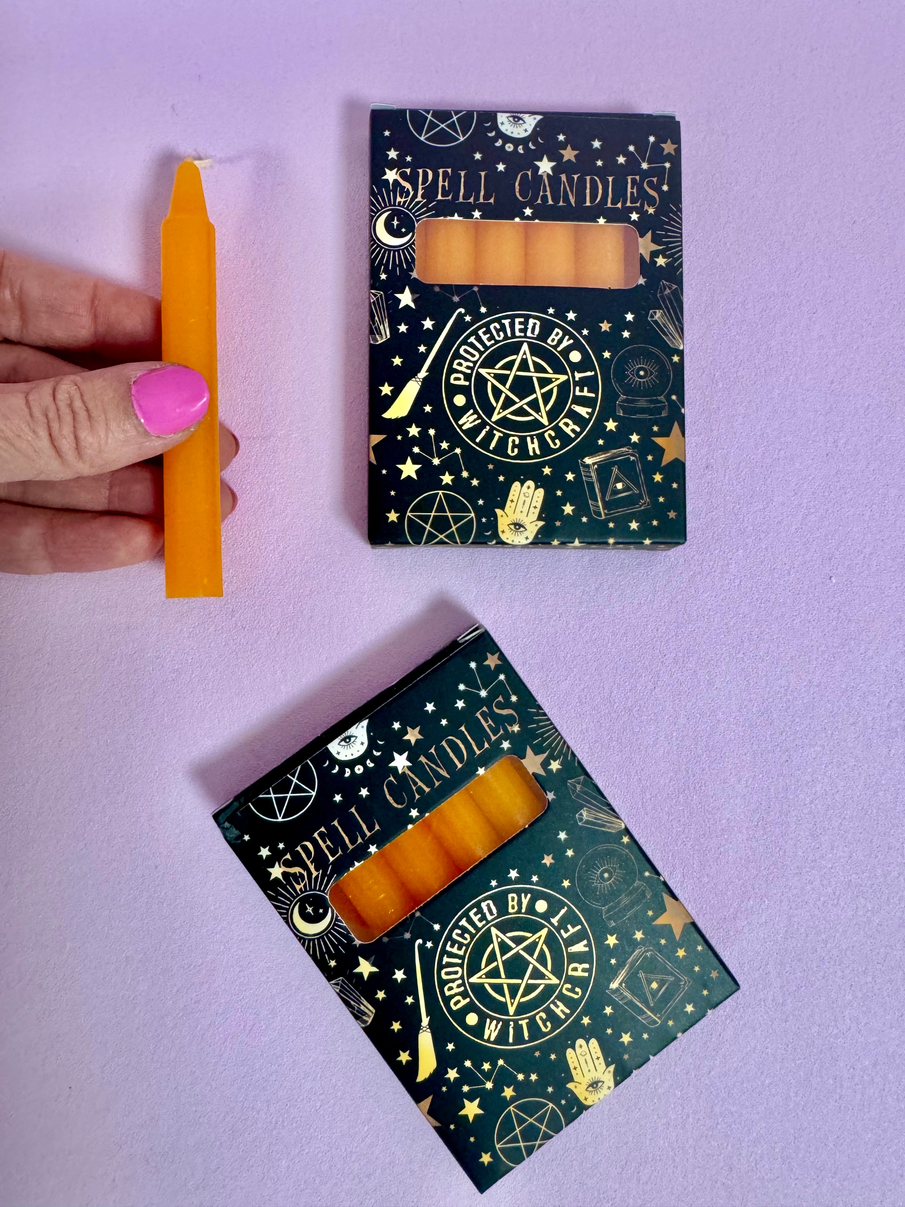 Protected by Witchcraft ☾ SPELL CANDLES ☾ 10x7,5x1 cm. pakke med 6 Orange lys ☾ For Tiltrækning