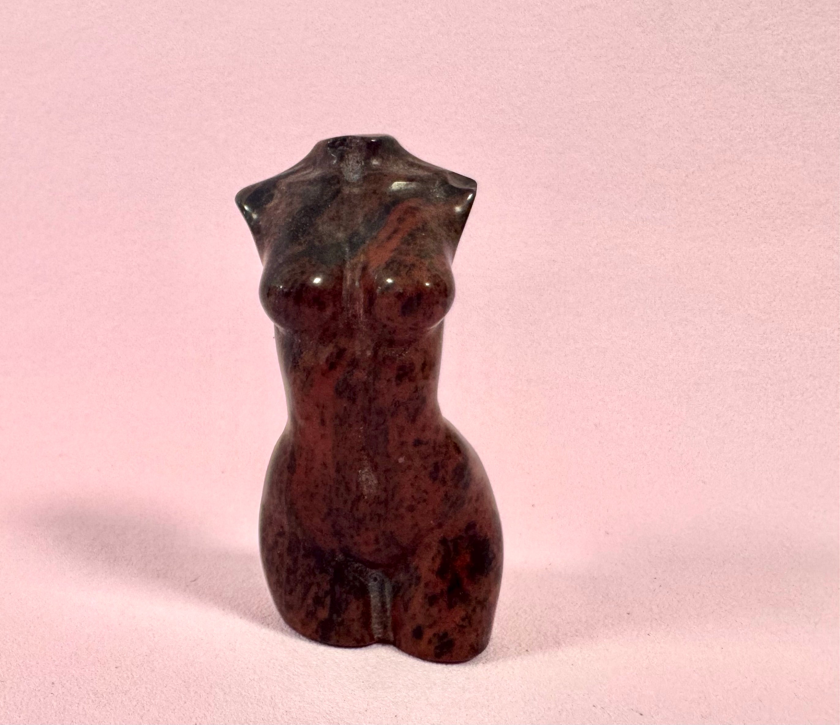 Kvinde krop i Mahogni Obsidian – Jordforbindelse & indre styrke
