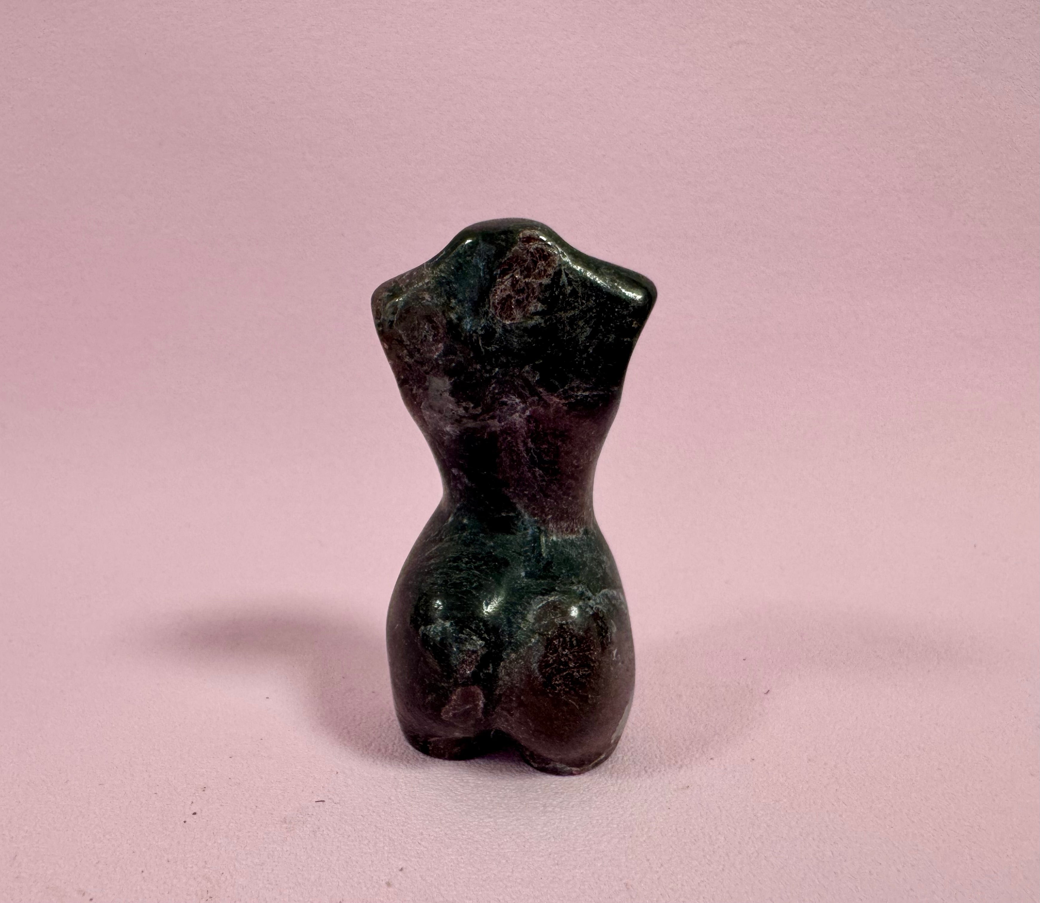 Kvinde krop i Granat - ♡ Kærlighed, Seksualitet & Kundalini - 6,3 cm