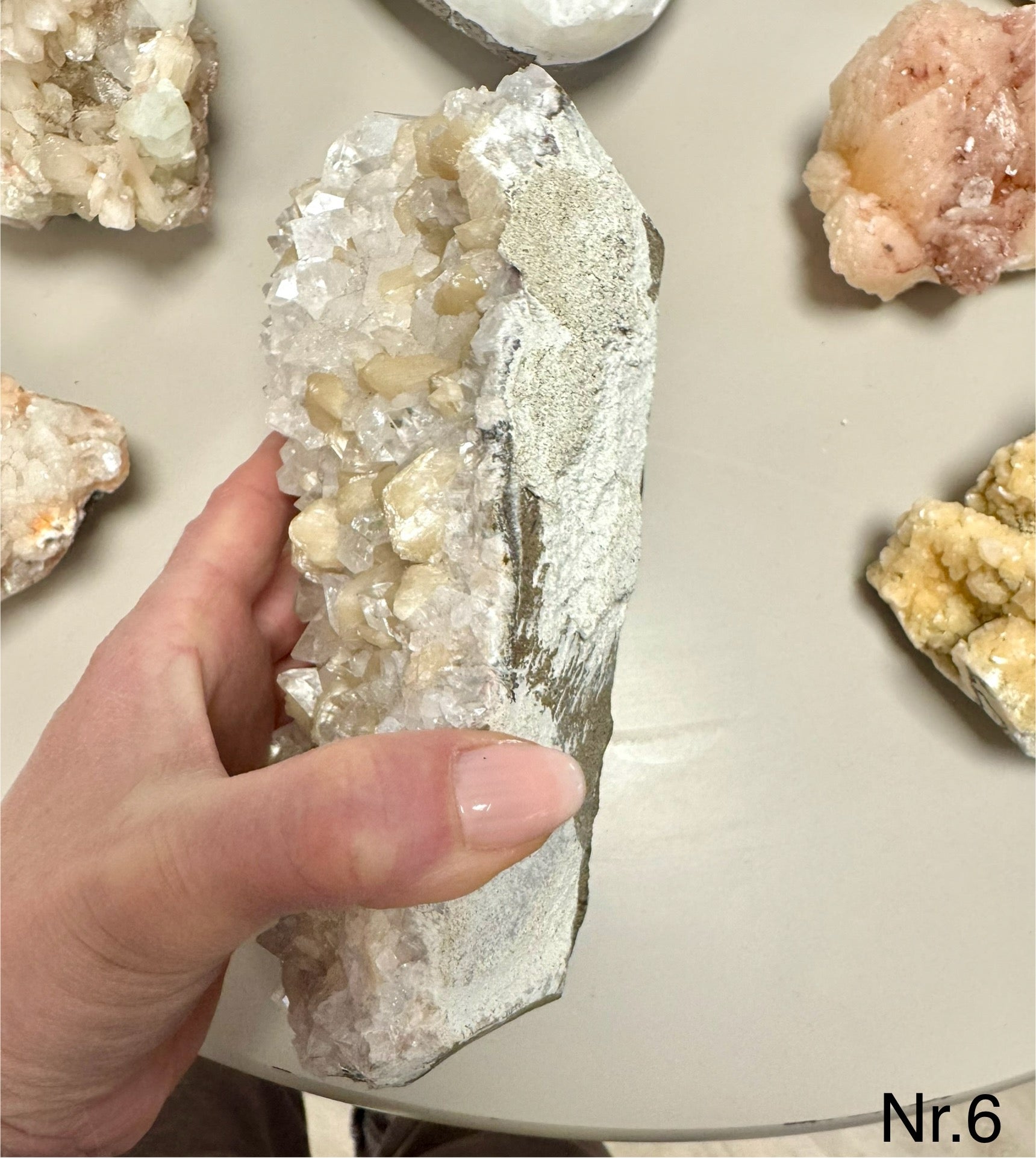 Zeolit apophyllit med stilbit Klynge 𓂀 Hvis du arbejder med Healing, er denne sten et fantastisk redskab. beskytter mod energidrænene påvirkning, udvikler dine intuitive evner og hjælper dig til at træde ud af dit ego og lade energi flyde let