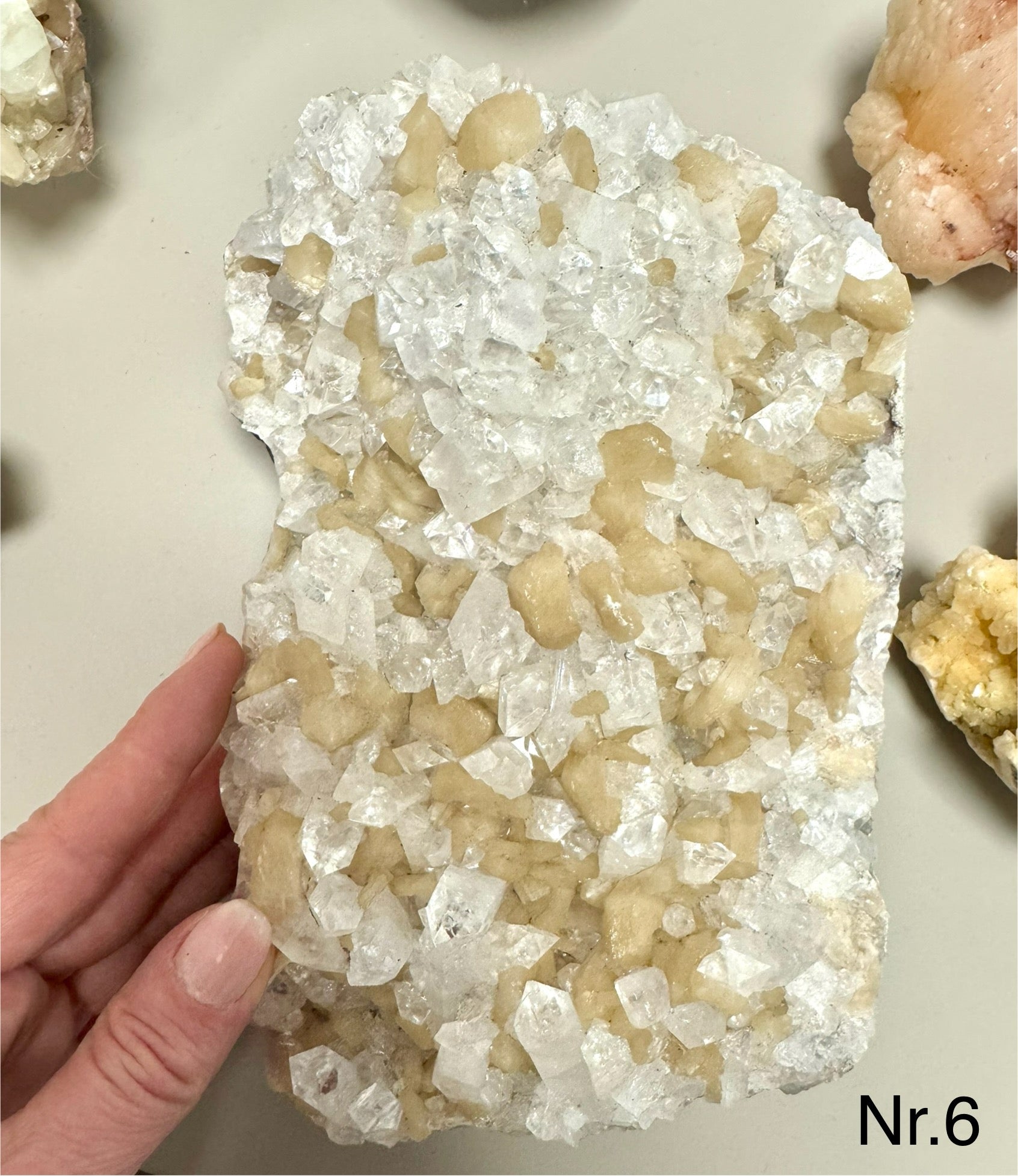 Zeolit apophyllit med stilbit Klynge 𓂀 Hvis du arbejder med Healing, er denne sten et fantastisk redskab. beskytter mod energidrænene påvirkning, udvikler dine intuitive evner og hjælper dig til at træde ud af dit ego og lade energi flyde let