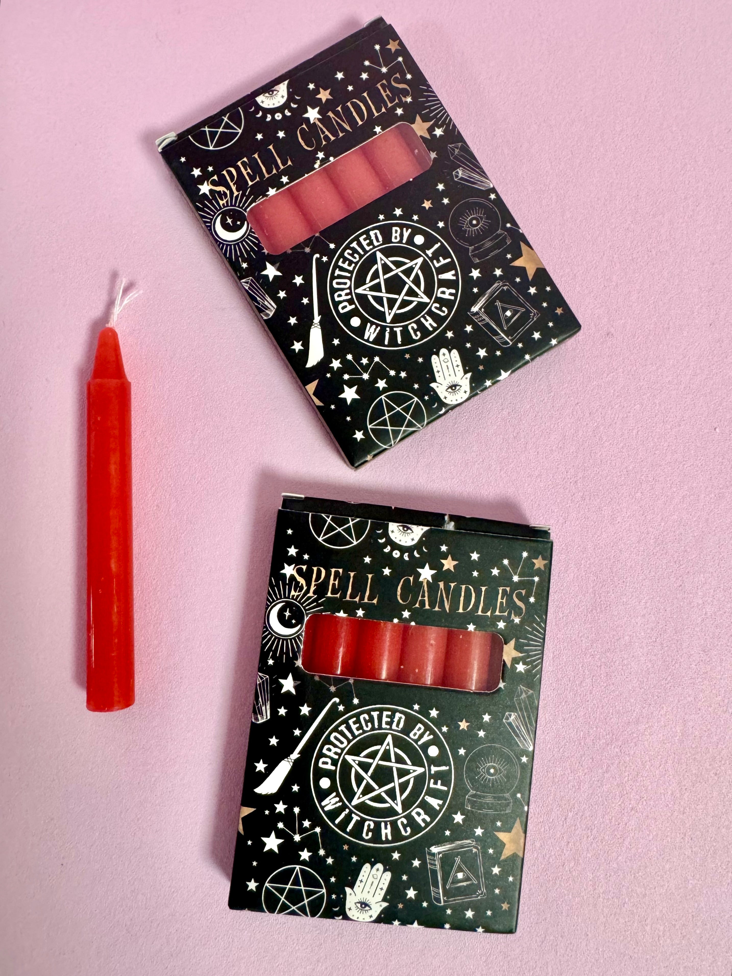 Protected by Witchcraft ☾ SPELL CANDLES ☾ 10x7,5x1 cm. pakke med 6 Røde lys ☾ For Lidenskab