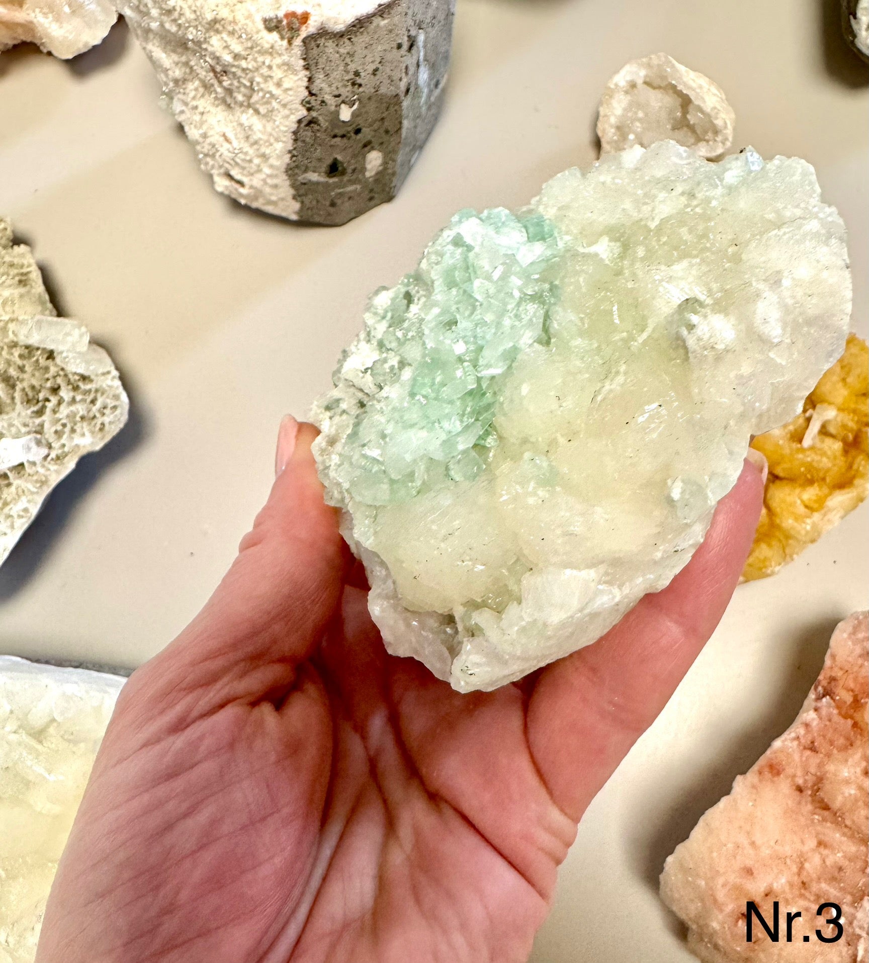 Zeolit apophyllit med stilbit Klynge 𓂀 Hvis du arbejder med Healing, er denne sten et fantastisk redskab. beskytter mod energidrænene påvirkning, udvikler dine intuitive evner og hjælper dig til at træde ud af dit ego og lade energi flyde let