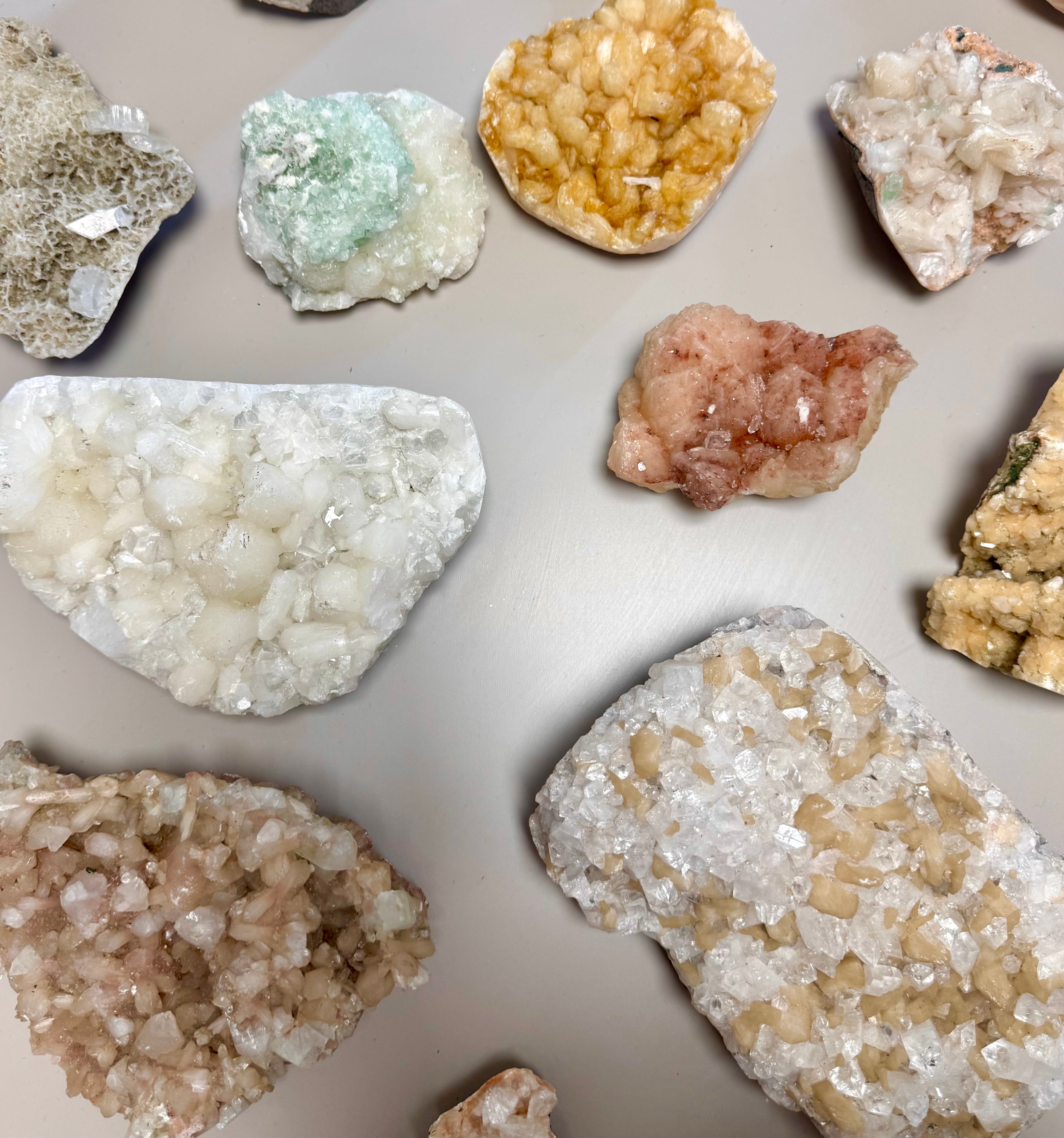 Zeolit apophyllit med stilbit Klynge 𓂀 Hvis du arbejder med Healing, er denne sten et fantastisk redskab. beskytter mod energidrænene påvirkning, udvikler dine intuitive evner og hjælper dig til at træde ud af dit ego og lade energi flyde let