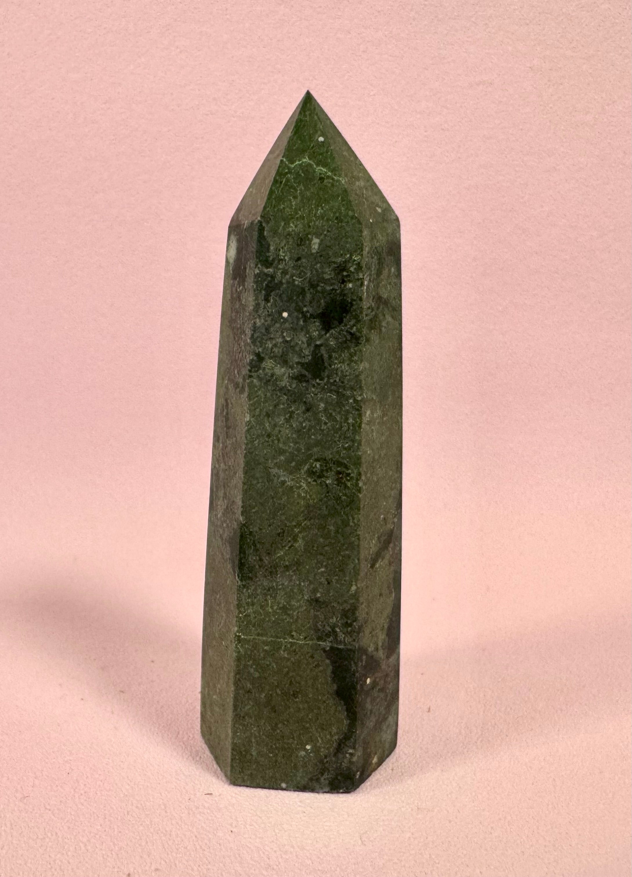 Shattuckit Chrysocolla Tårn 𓂀  Selvbevidsthed & indre balance 𓂀 Healer hjertesorg & øger evnen til at elske 𓂀 Nr.17