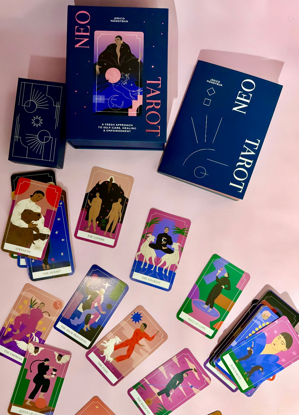 Månesøster Krystaller - Tarotkort - Neo Tarot - A Fresh Approach to Self-Care, Healing & Empowerment - Tarot & Guidebook af Jerico Mandybur