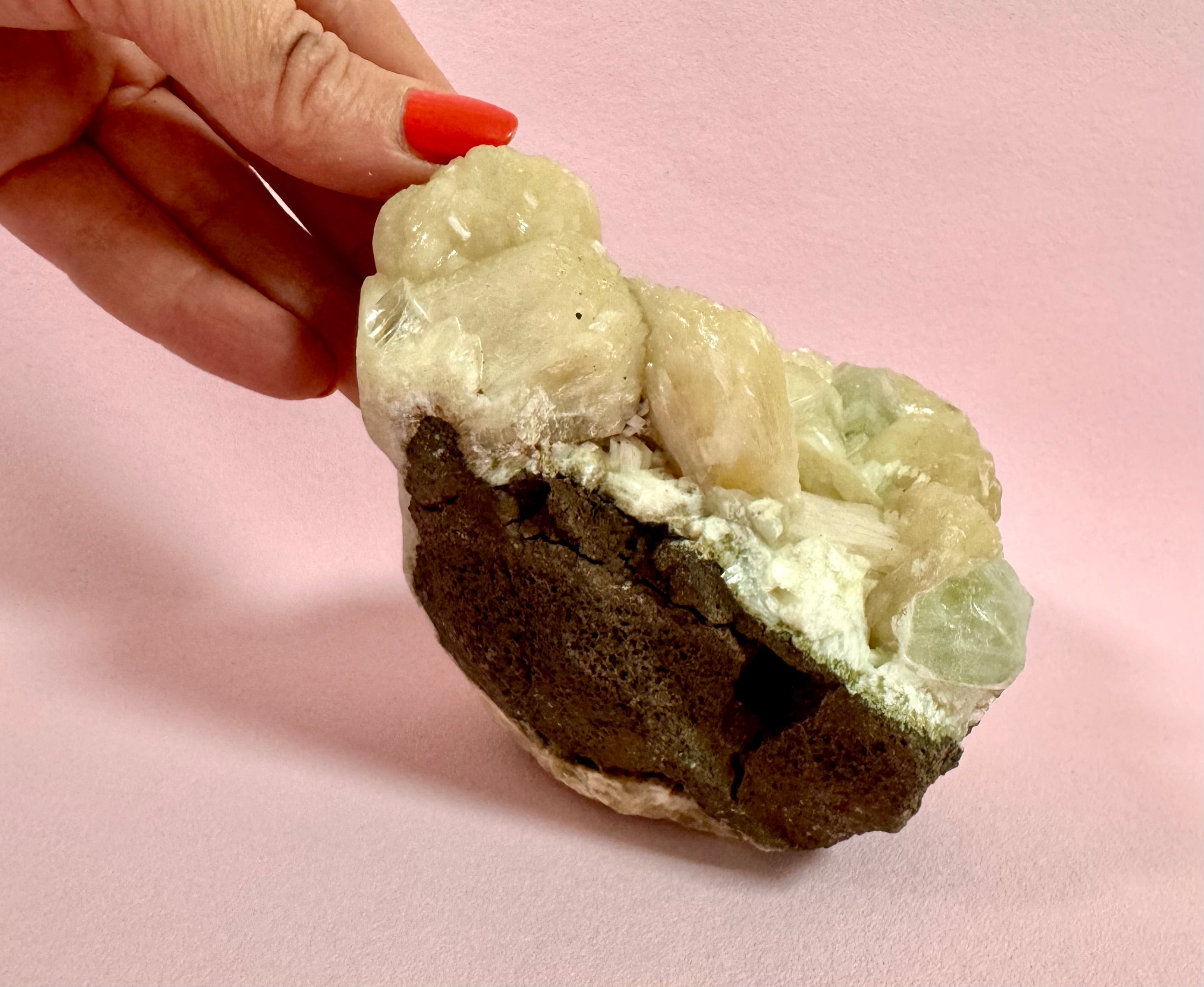 Apophyllit klynge – Zeolit med stilbit nr. 444 - beskytter mod energidrænene påvirkning, udvikler dine intuitive evner og hjælper dig til at træde ud af dit ego og lade energi flyde let𓂀