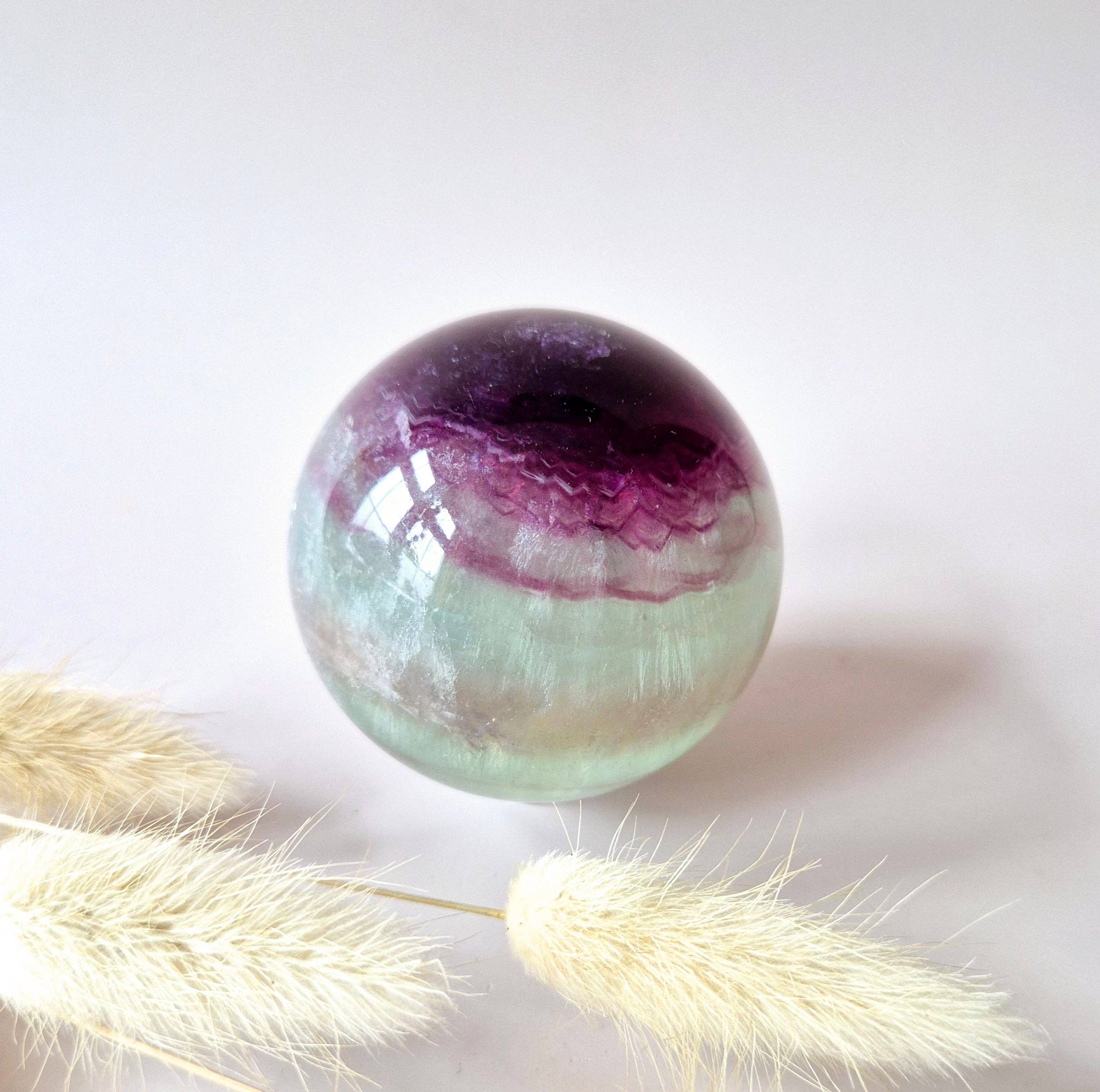 Krystalkugle – Regnbuefluorit (6 cm)