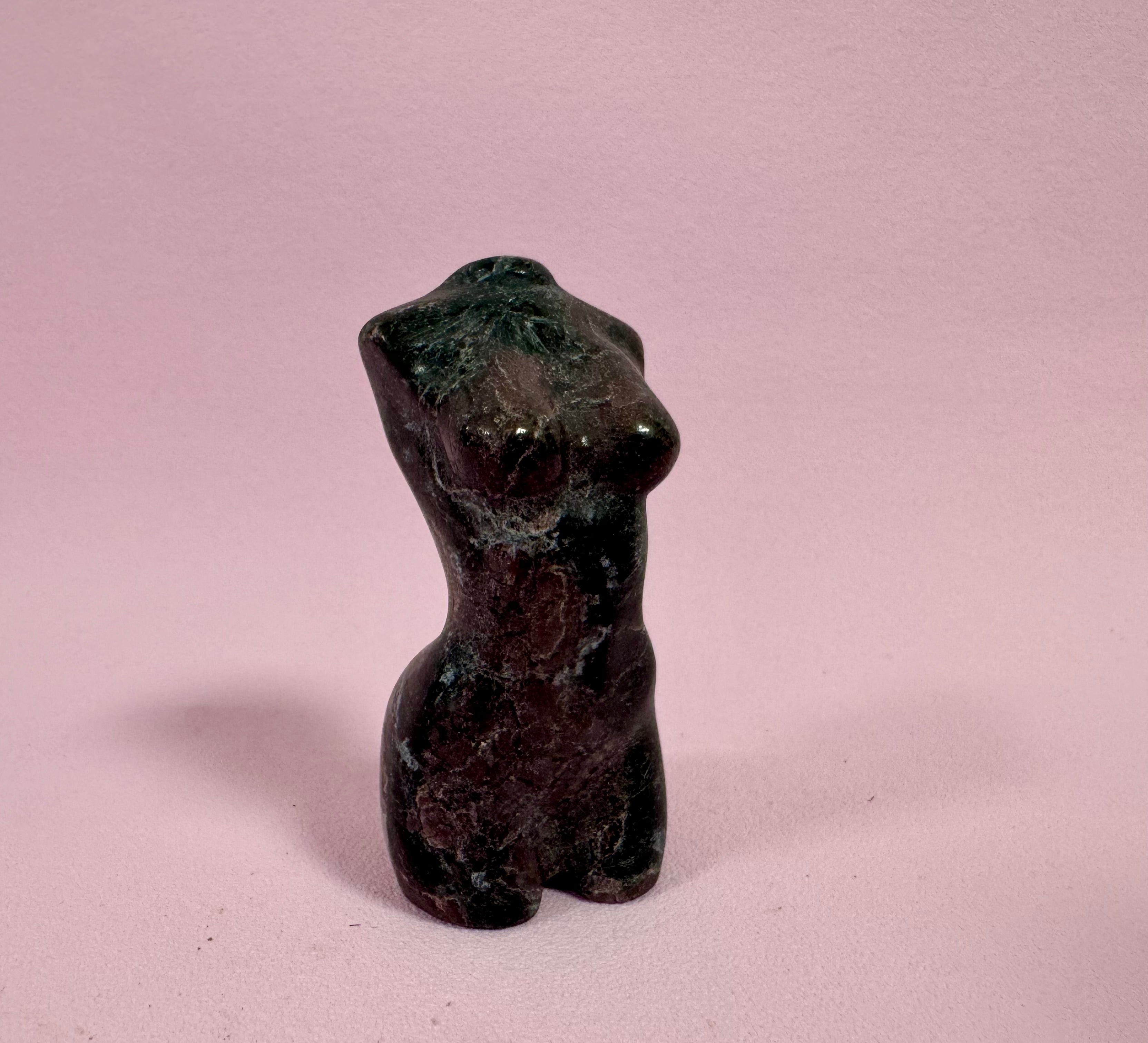 Kvinde krop i Granat - ♡ Kærlighed, Seksualitet & Kundalini - 6,3 cm