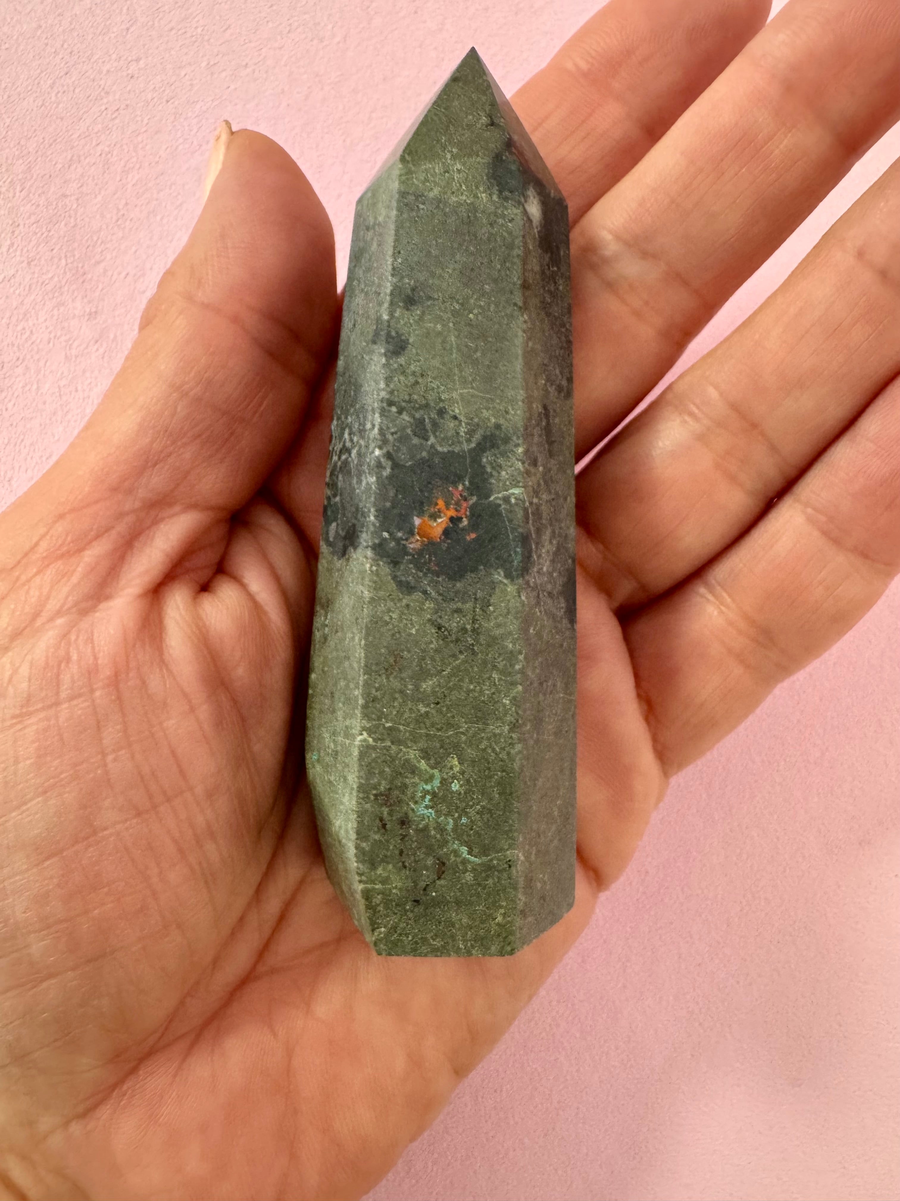 Shattuckit Chrysocolla Tårn 𓂀  Selvbevidsthed & indre balance 𓂀 Healer hjertesorg & øger evnen til at elske 𓂀 Nr.17