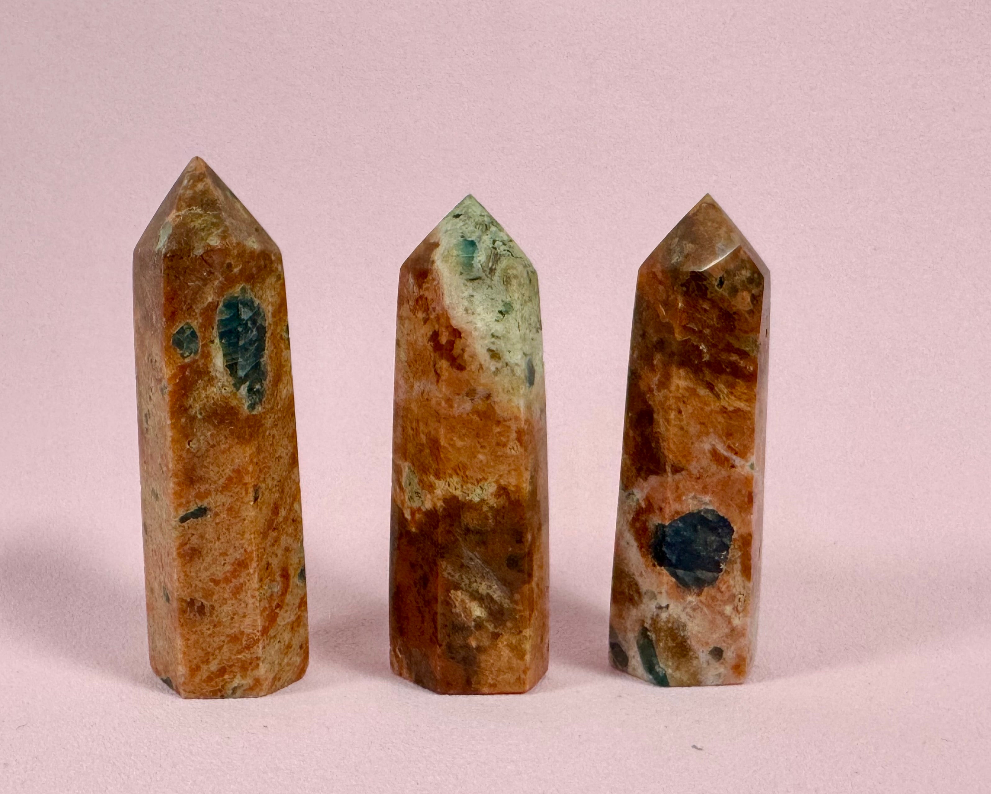 Solsten med Apatit 𖤓 “LOVE, PEACE & HARMONY”𖤓 Overflod, Livsglæde, Energi, Lidenskab og Kreativitet.