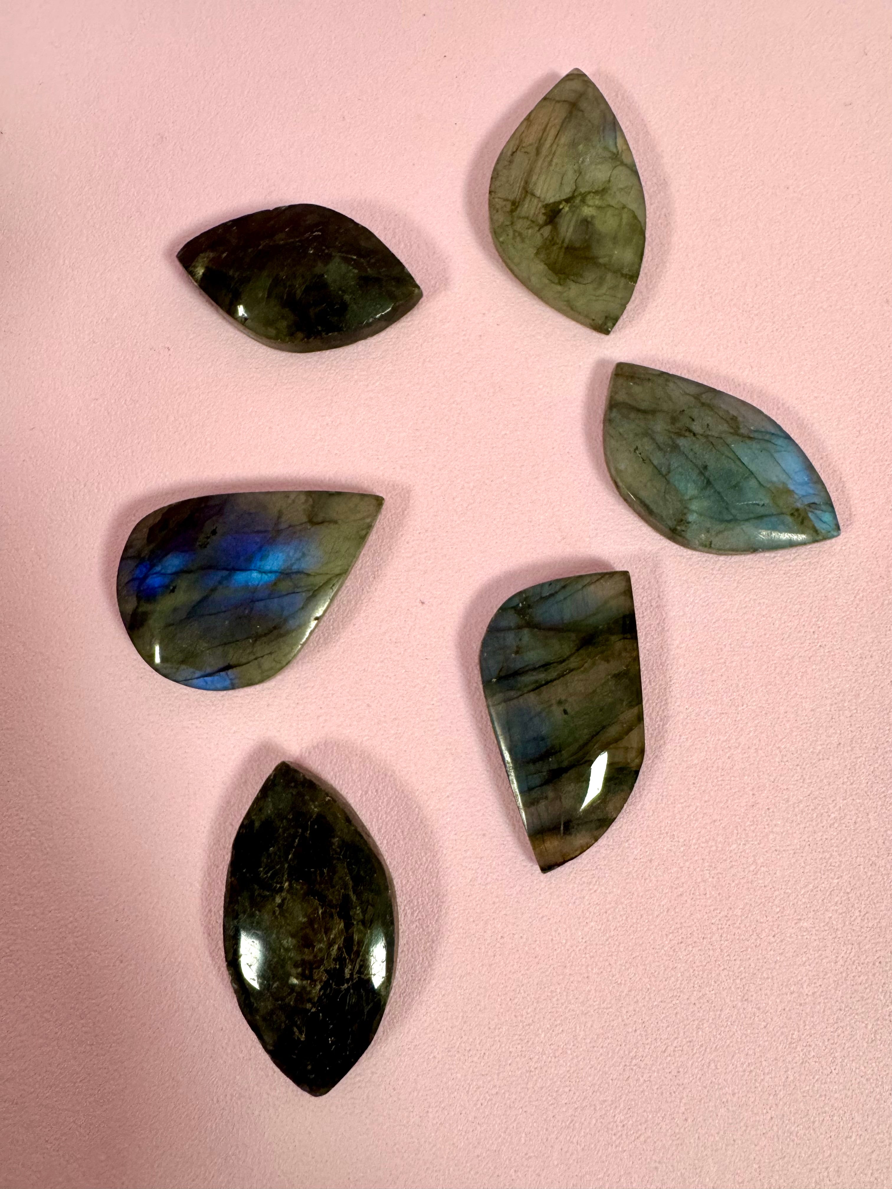 Labradorit Leaf ☾ Spirituelle evner, styrke, transformation & beskyttelse ☾ 4-4,5 cm