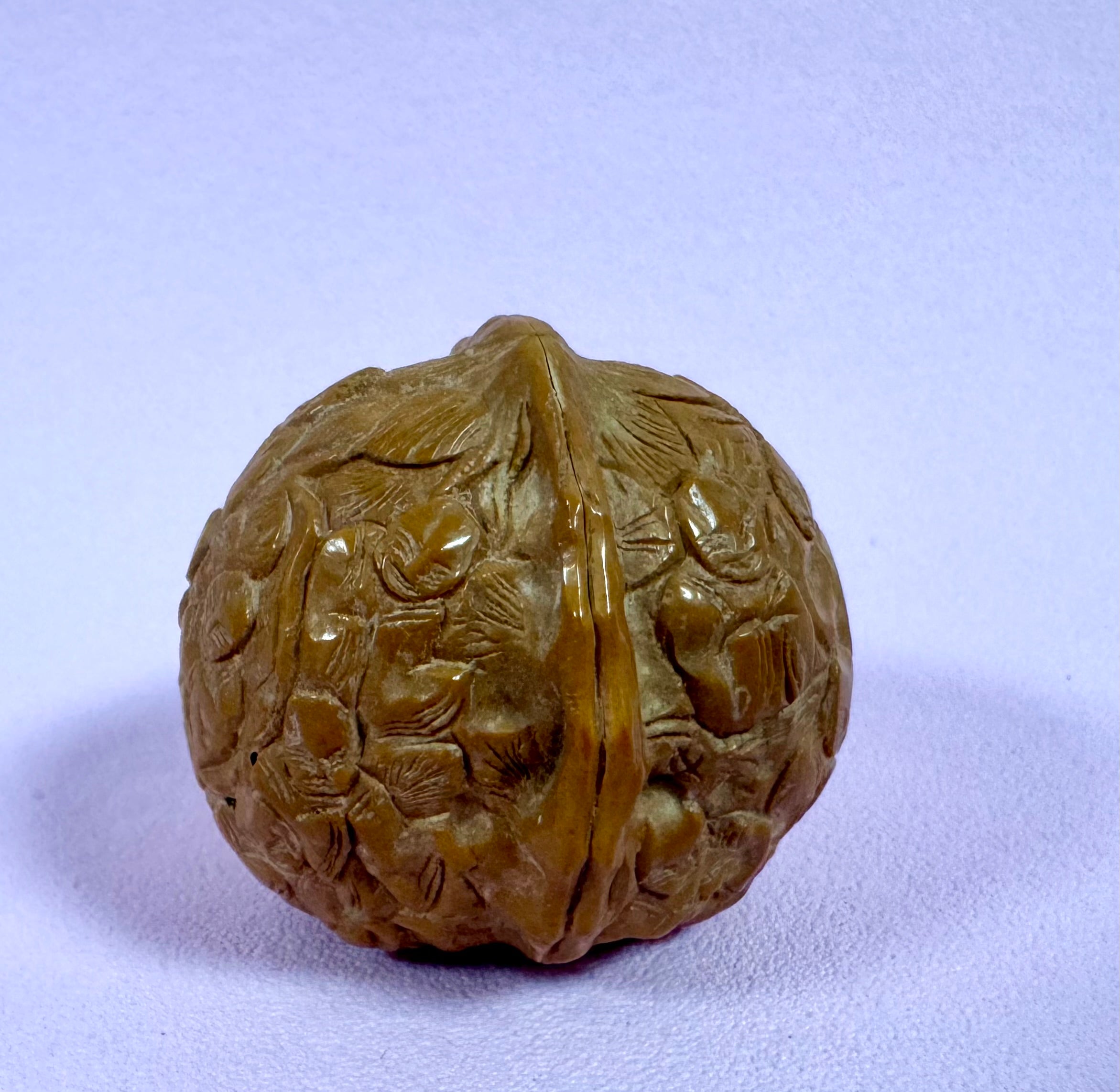 Kinesisk håndskåret valnød – figurrelief ( wenwan ) – ca. 4 cm