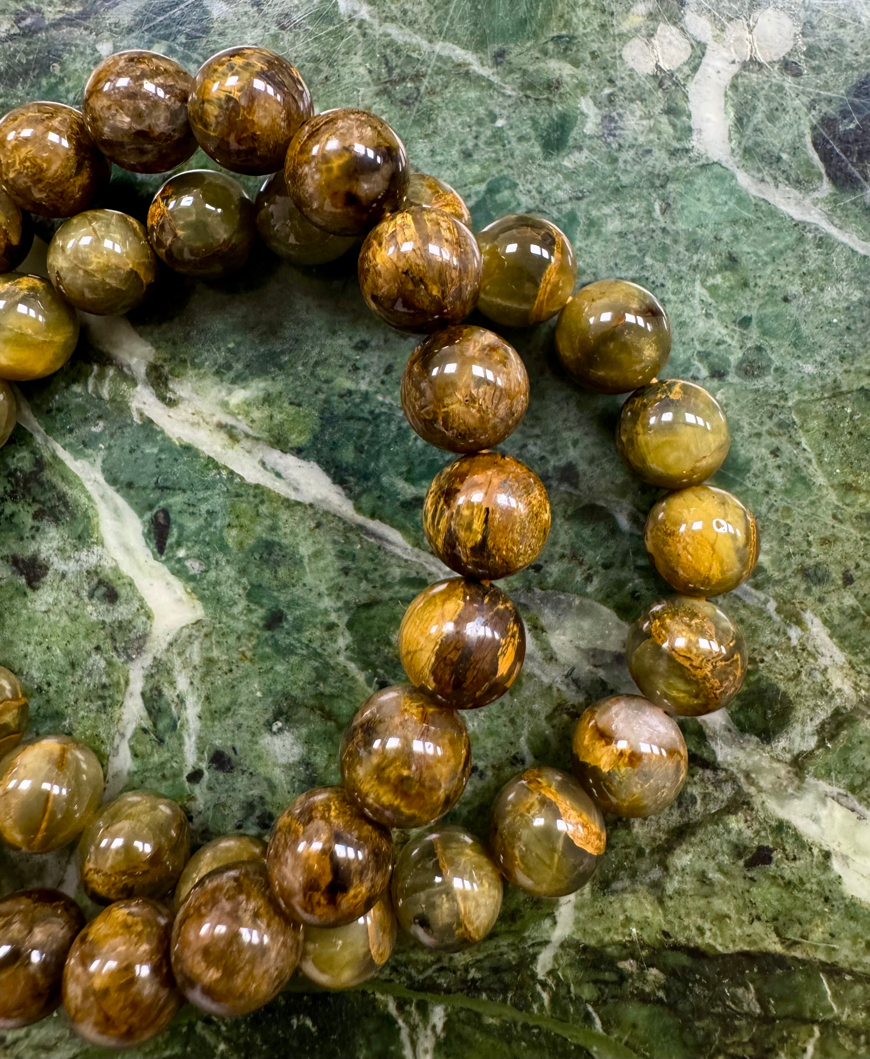Gul Pietersite armbånd 𓂀 bringer indestængte, undertrykte følelser og spændinger op til overfladen, lader det usagte & uudforskede bryde ud i en følelsesmæssig udstrømning, der renser luften & starter helingsprocessen - ca. 20 cm & 9,5mm
