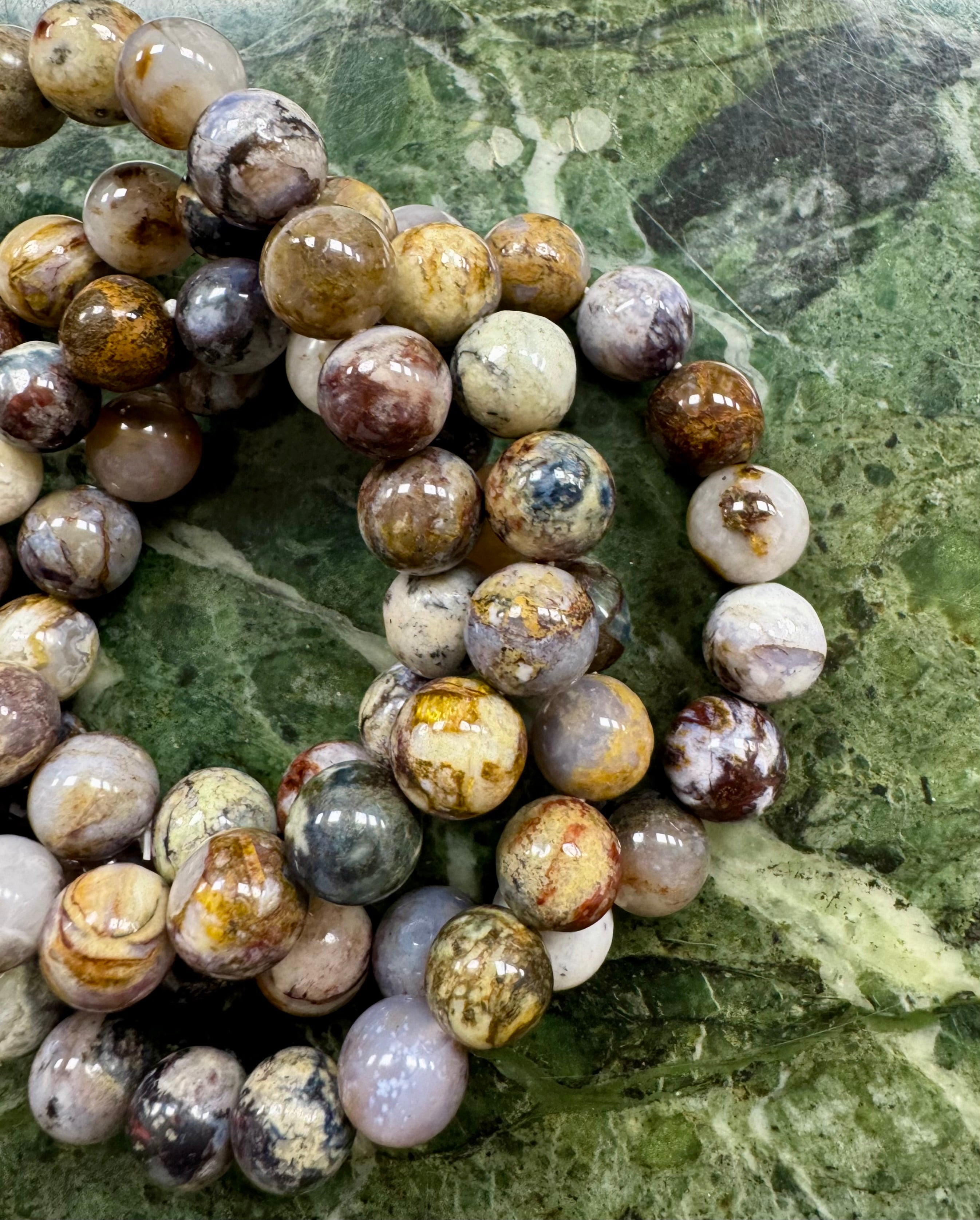 Pietersite Armbånd 𓂀 bringer indestængte, undertrykte følelser og spændinger op til overfladen, lader det usagte & uudforskede bryde ud i en følelsesmæssig udstrømning, der renser luften & starter helingsprocessen (ca. 20 cm. & 11,5 mm.)