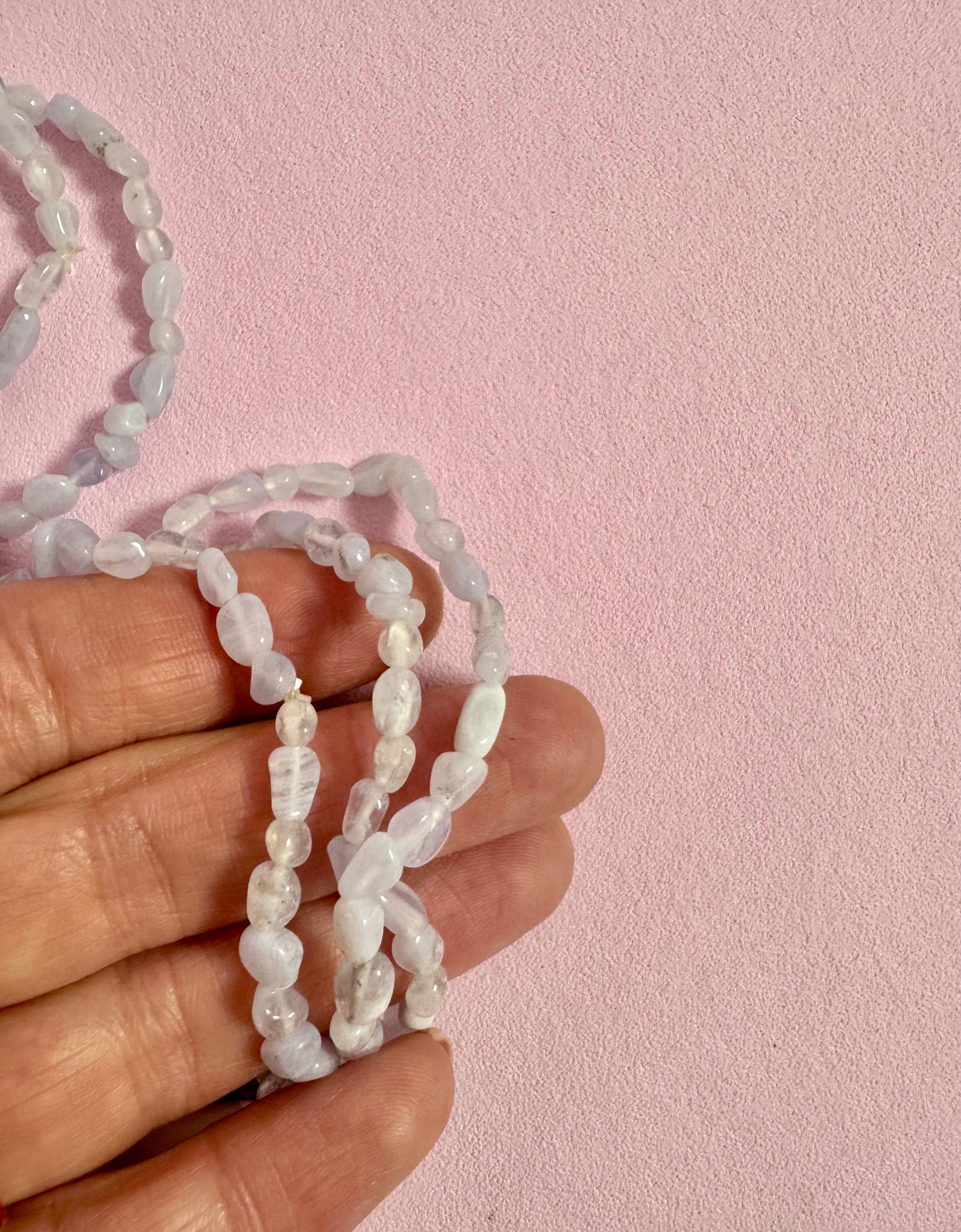 Kalcedon små sten ☽ Armbånd