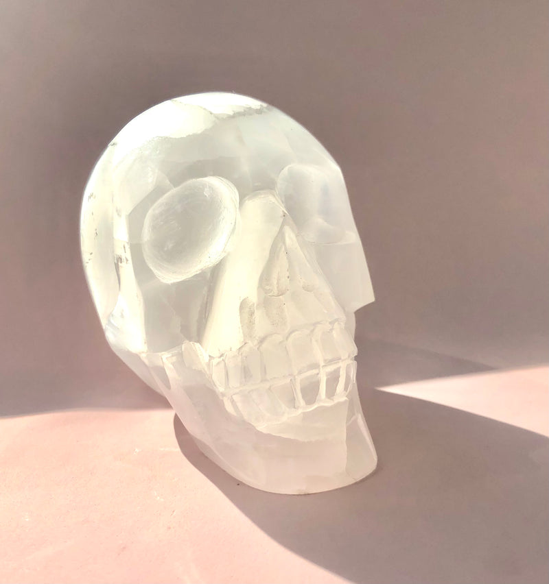 Stort Selenit kranie ☾ RENS, OPLAD & HEAL ☾ 512 gram - 9,5 x 8 cm